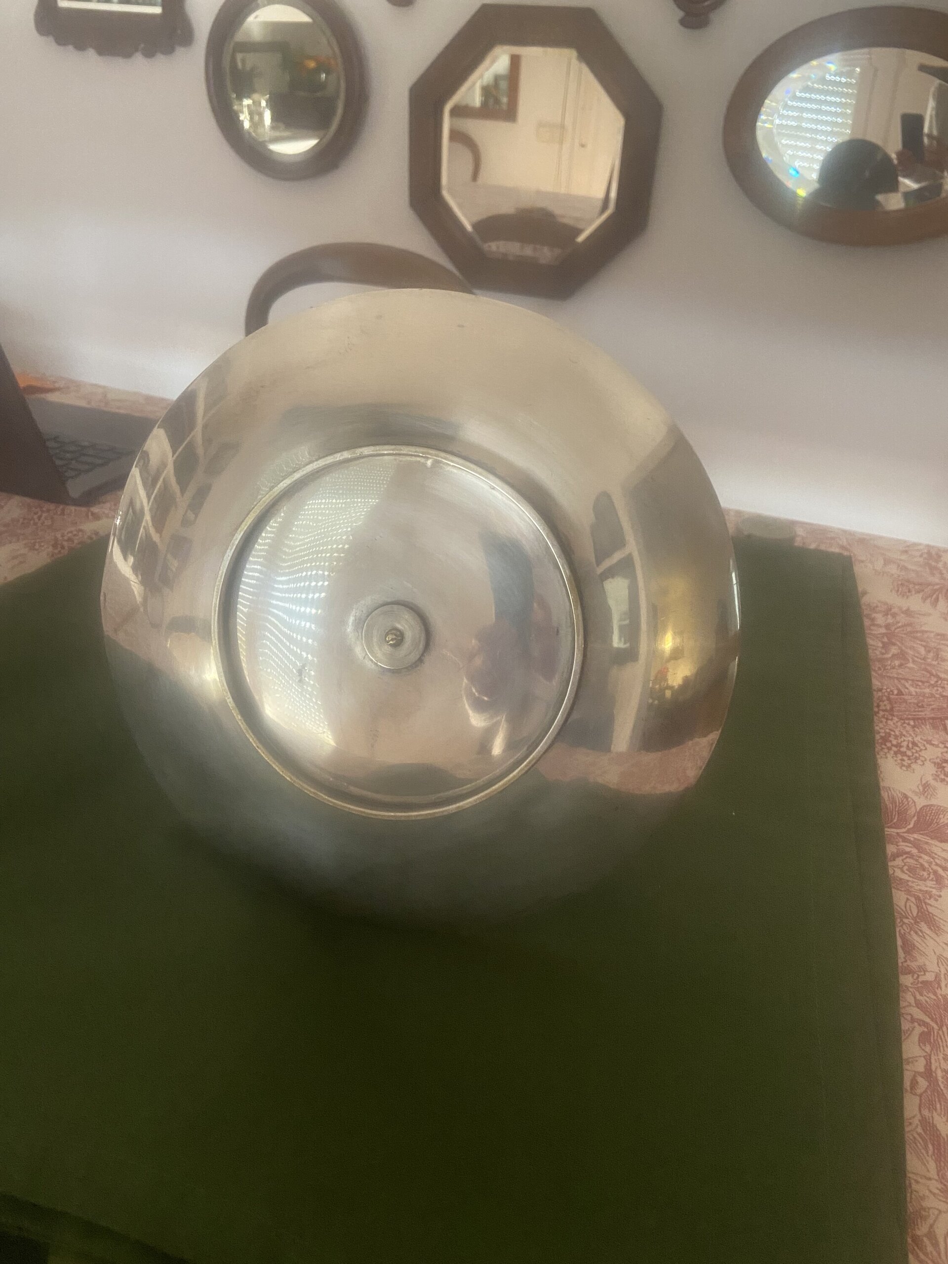 Pastelero modernista de tres pisos en metal plateado. - 2