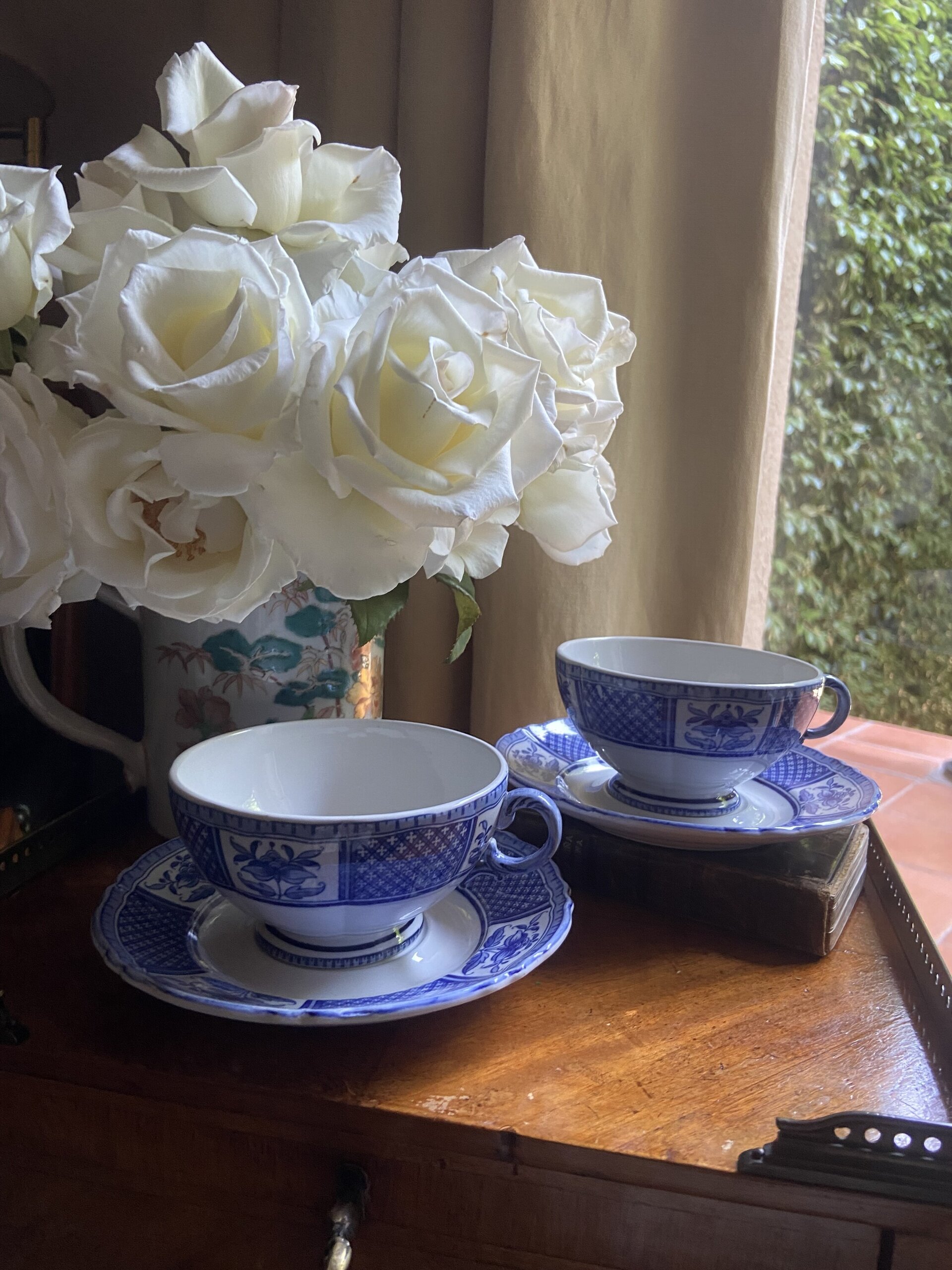 Pareja de tazas  de té en loza francesa "Sarreguemines". - 2