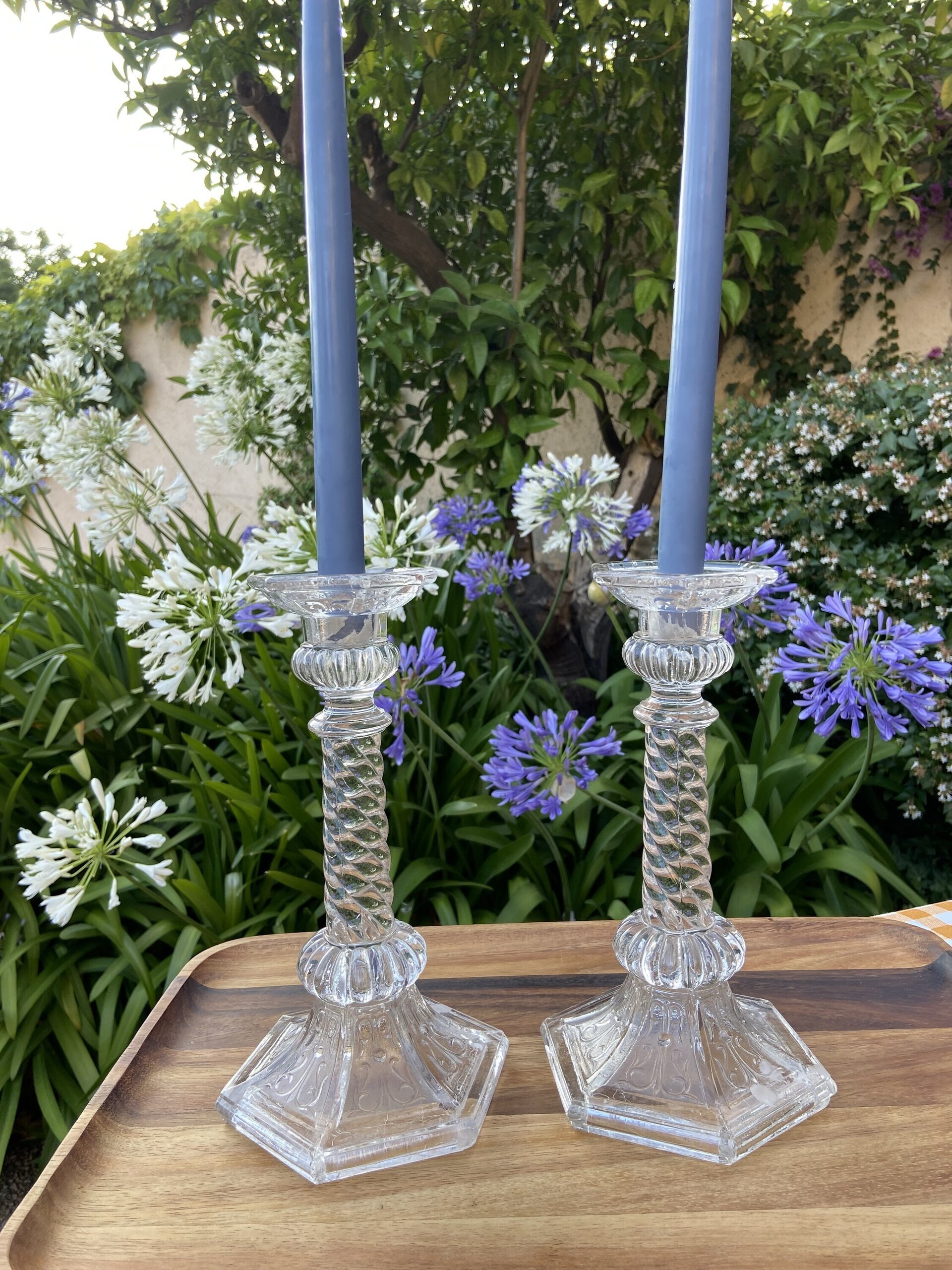 Pareja candelabros en vidrio prensado. - 4