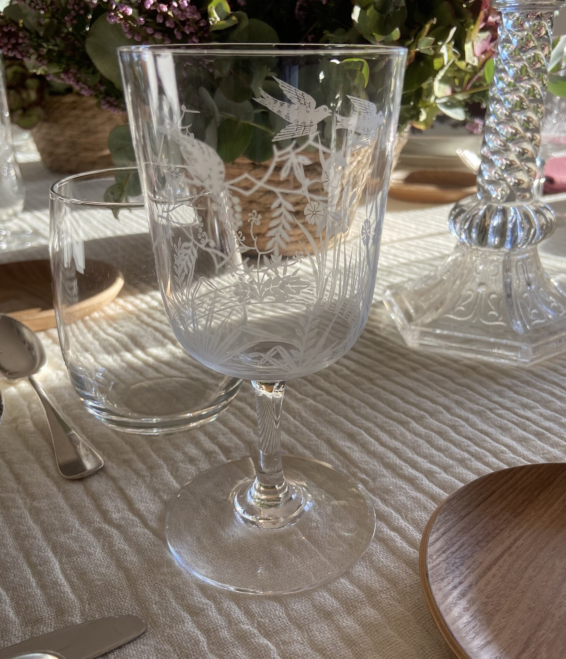 11 copas de cristal con serigrafia de pájaros y mariposas. - 2