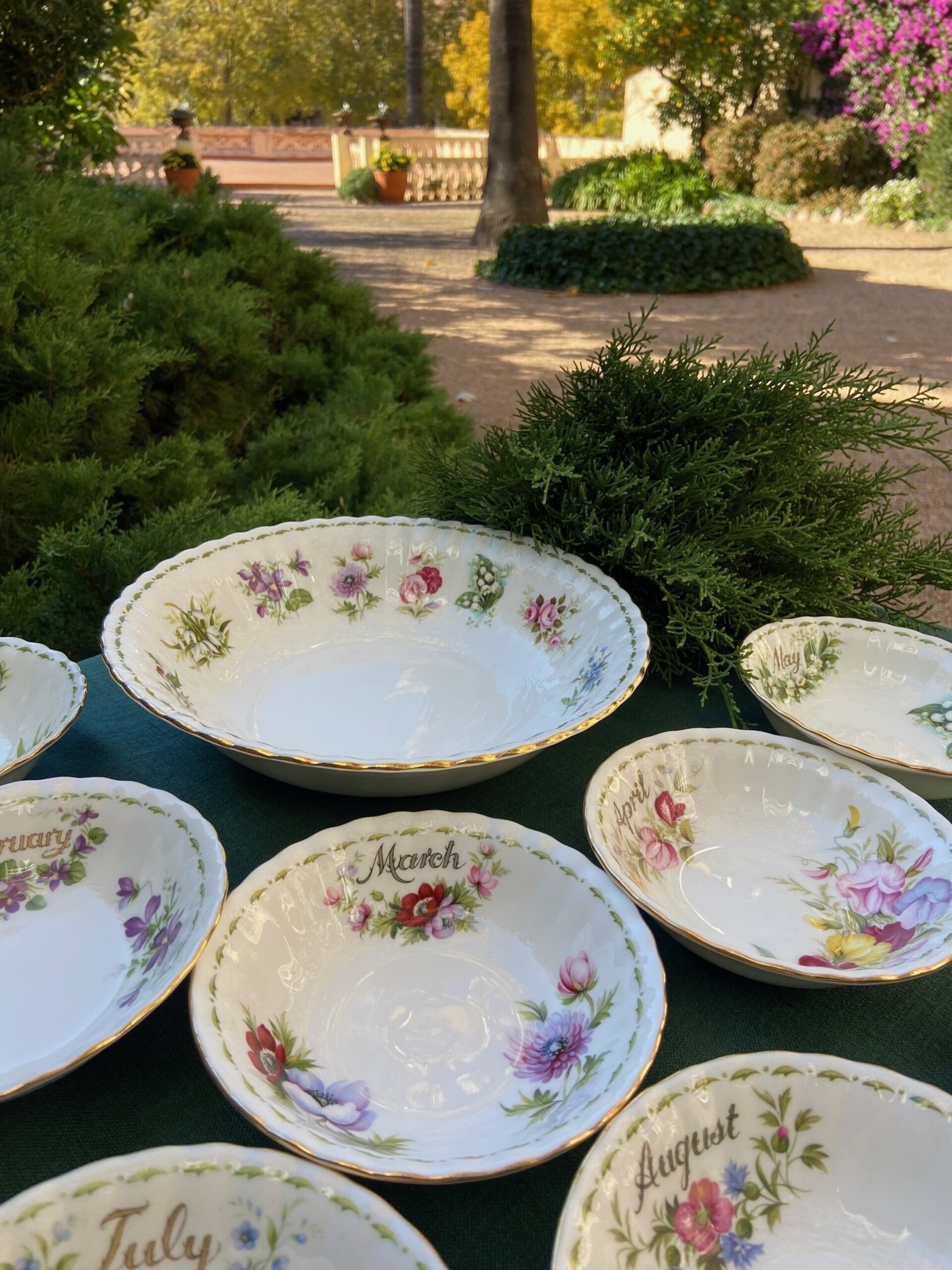 Bol G. y 12 boles en porcelana Bone China "Royal Albert". - 2