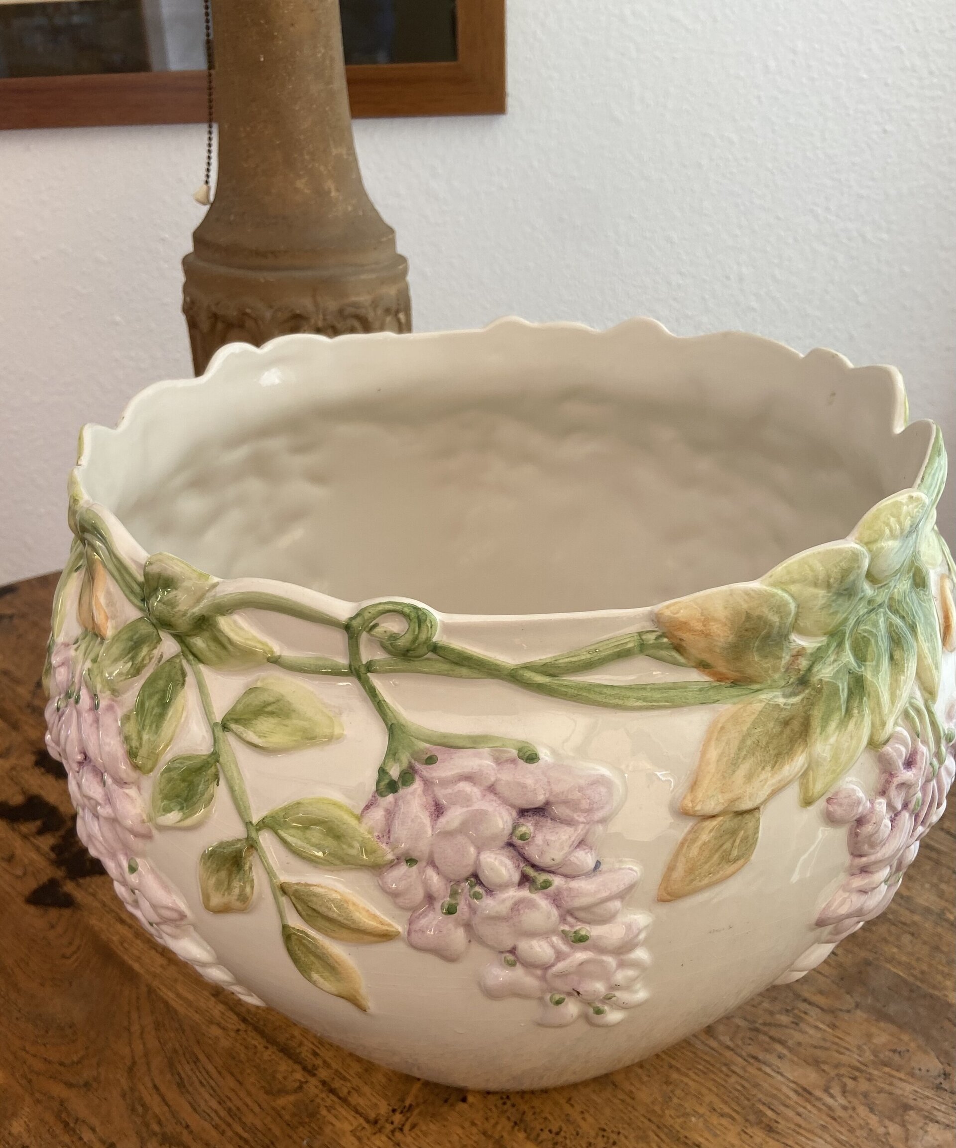 Macetero en loza italiana con glicina en relieve. - 4