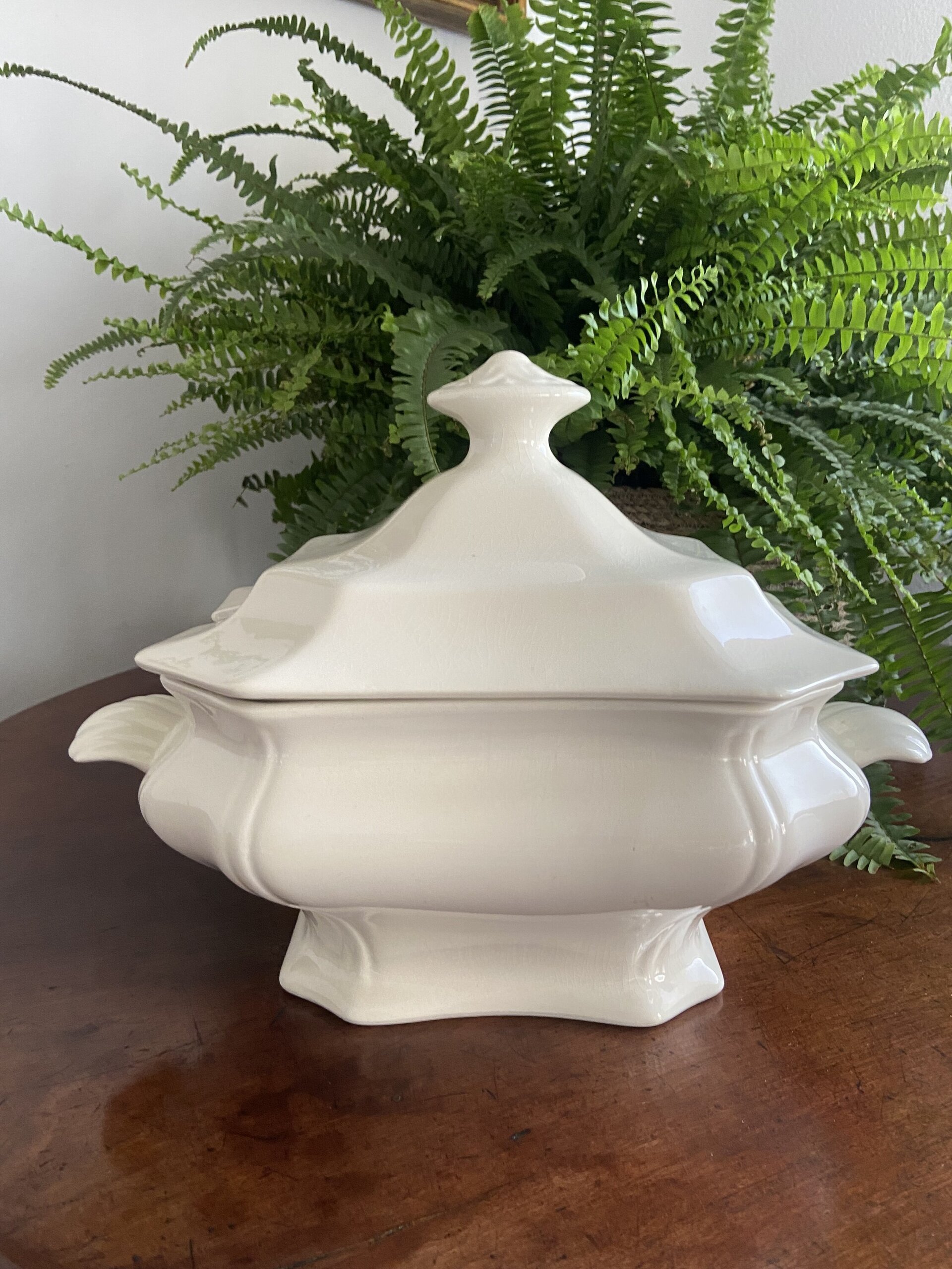 Sopera ochavada en loza blanca "La Cartuja de Sevilla" - 1