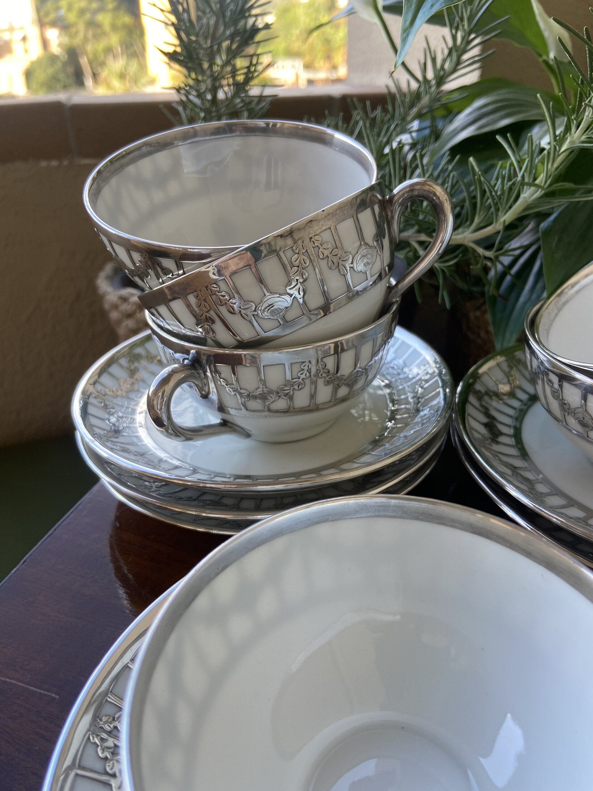 6 tazas de café en porcelana decoradas con plata. - 3