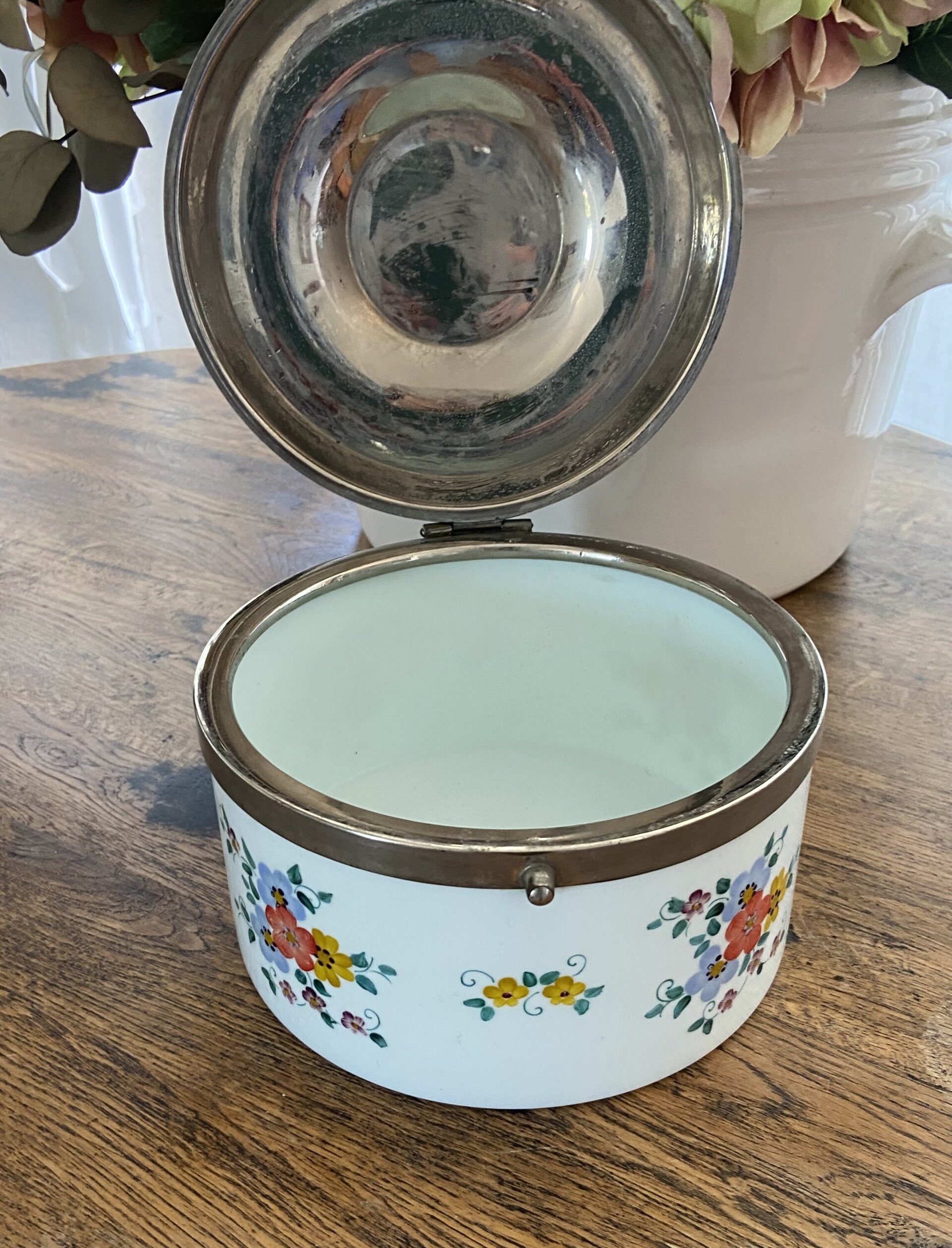 Galletero en porcelana con tapa y asa de metal - 8