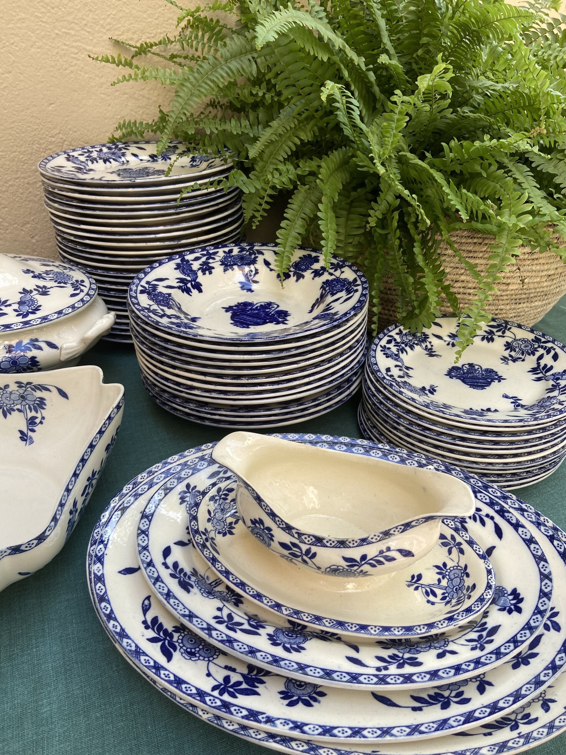 Vajilla en loza de "San Juan de Aznalfarache". Sevilla. - 2