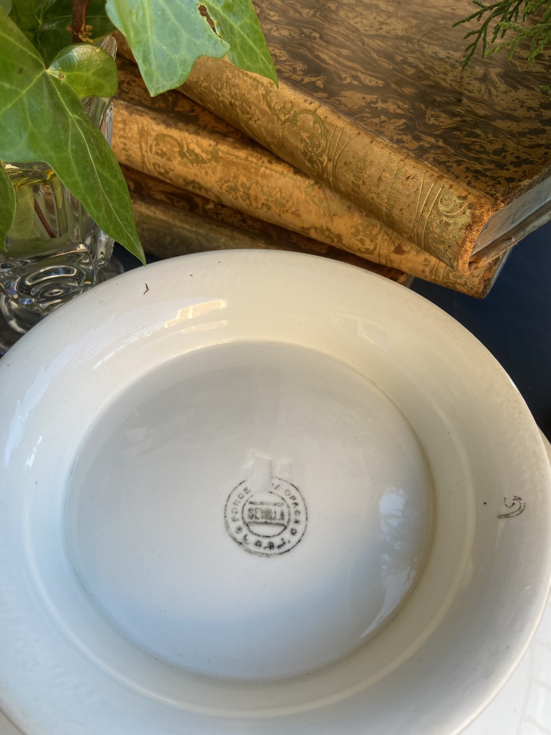 Plato con pie en loza de "San Juan de Aznalfarache" - 4