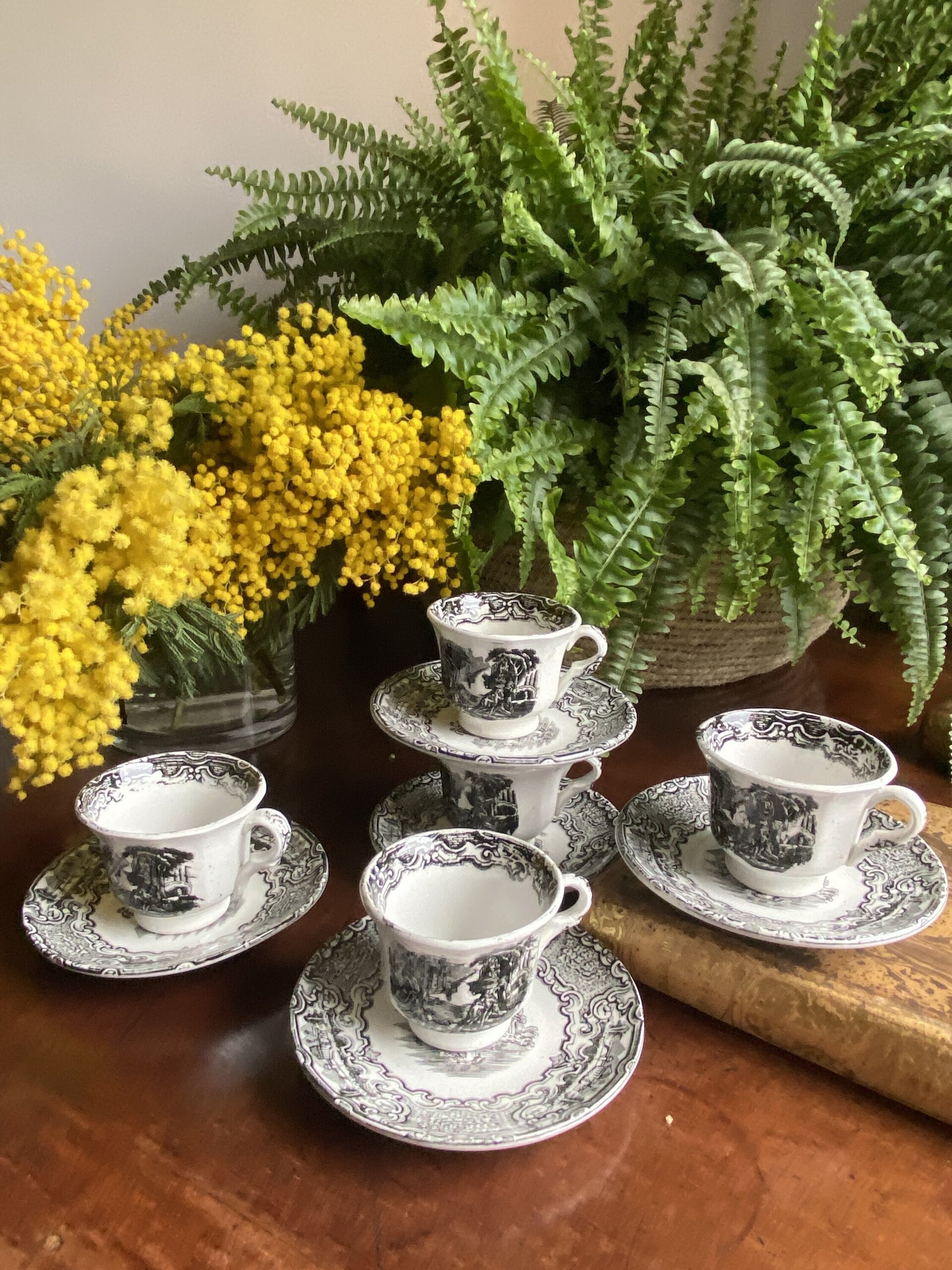 5 tazas de café en loza "Pickman S.A. Sevilla" Cartuja. - 2