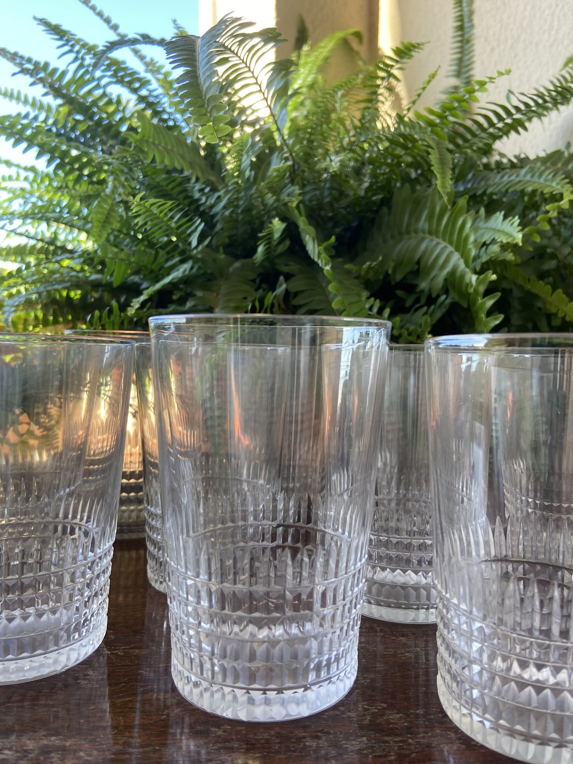 11 vasos de cristal con talla geométrica en la base. - 3