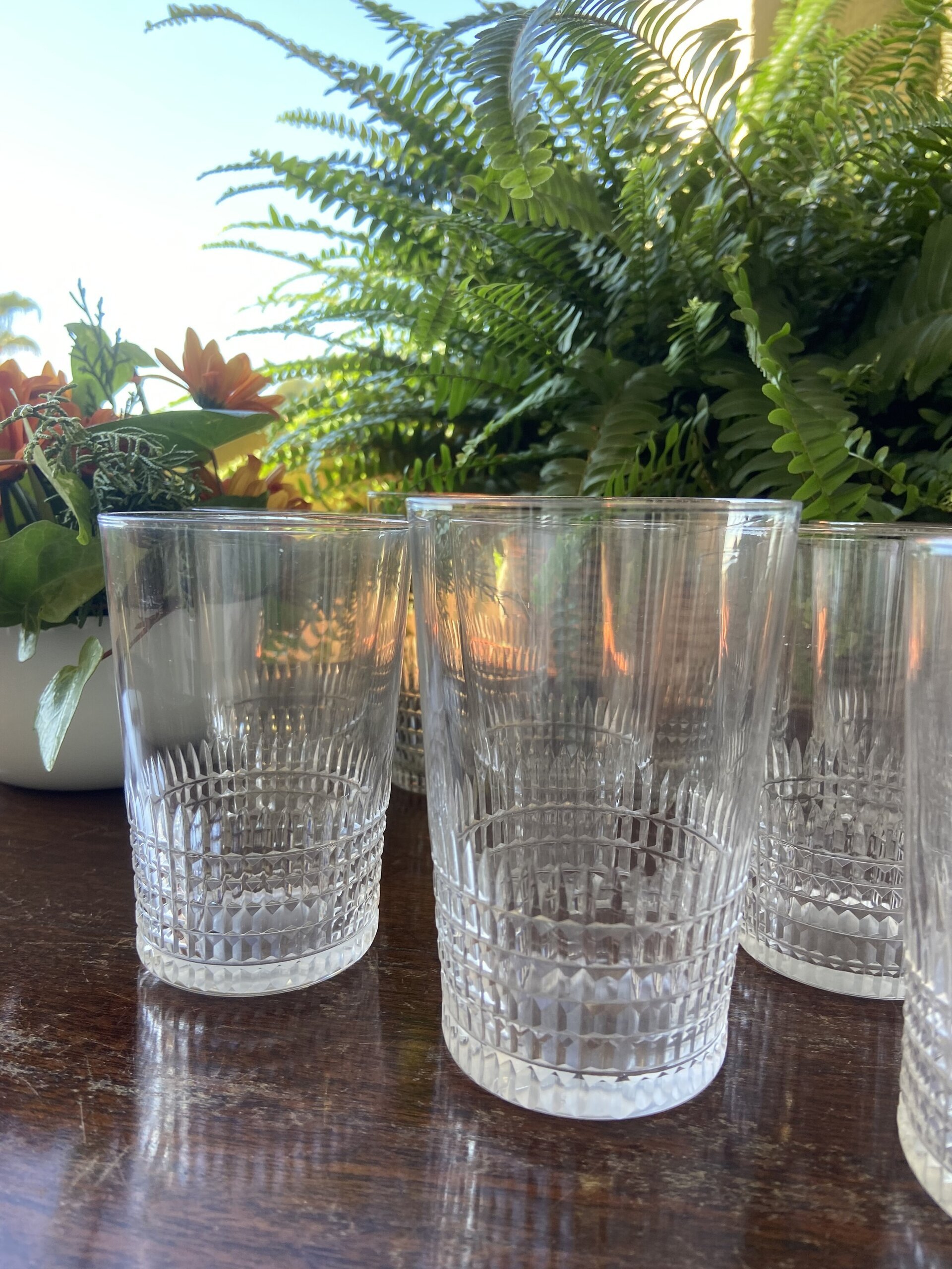 11 vasos de cristal con talla geométrica en la base. - 5
