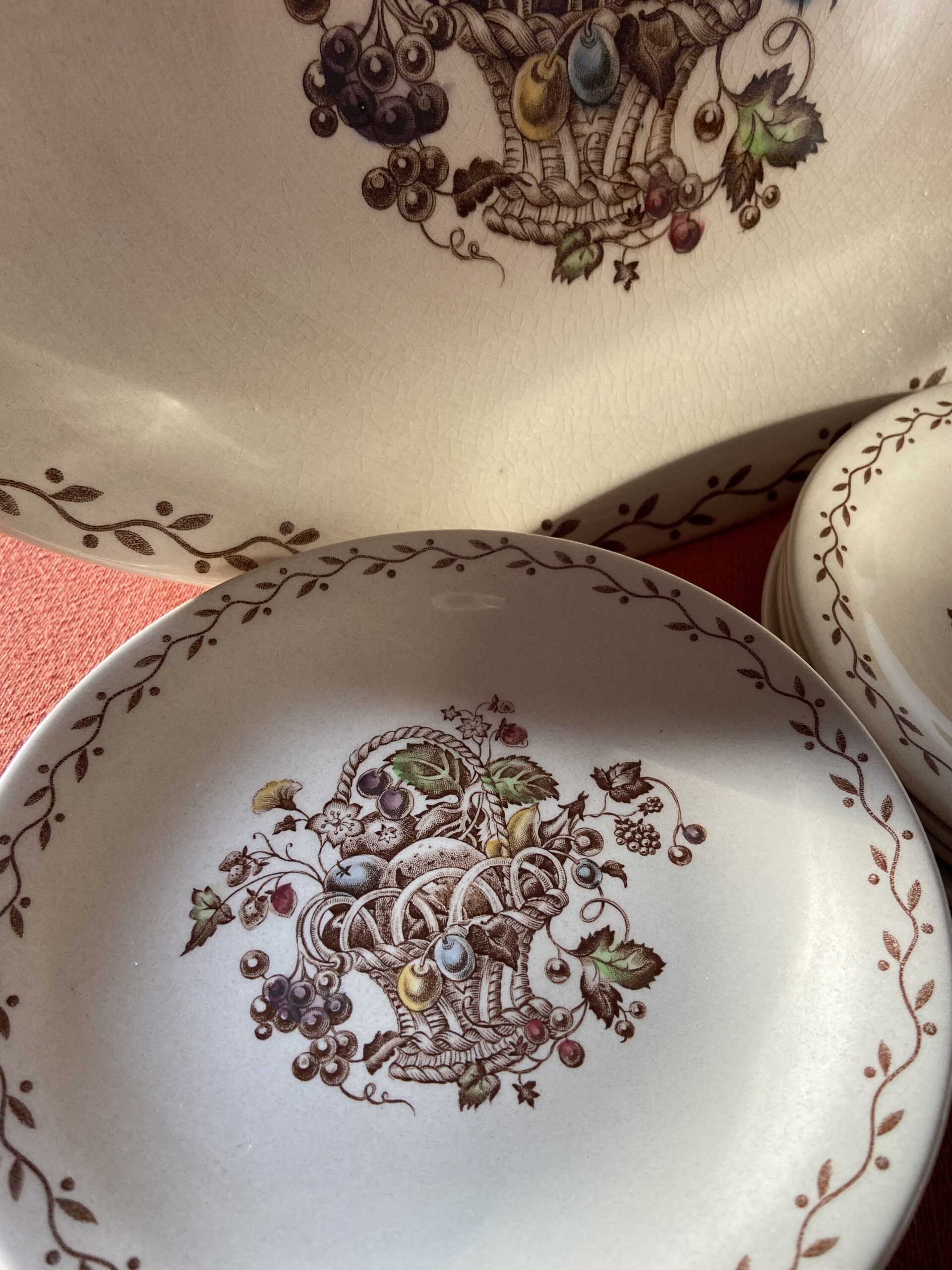 Fuente y 9 platos de merienda "Jonhson Bros". - 2