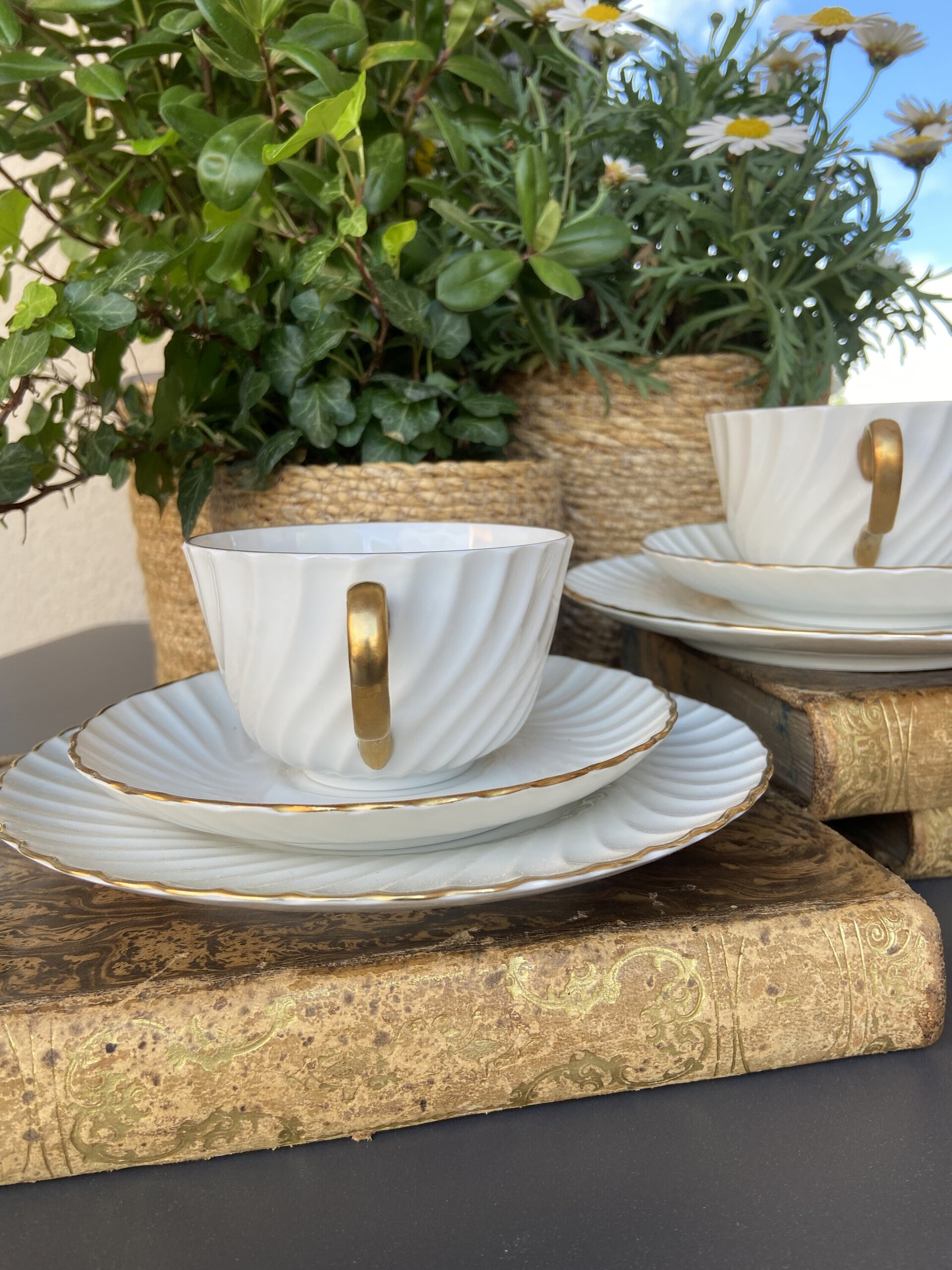 2 trios de té en fina porcelana "Bidasoa". - 3