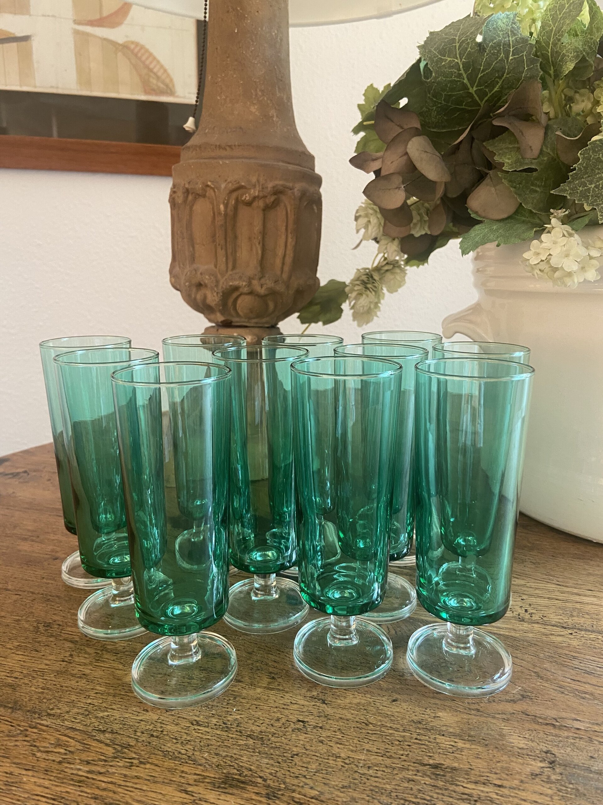 11 copas de cava en vidrio verde. - 4