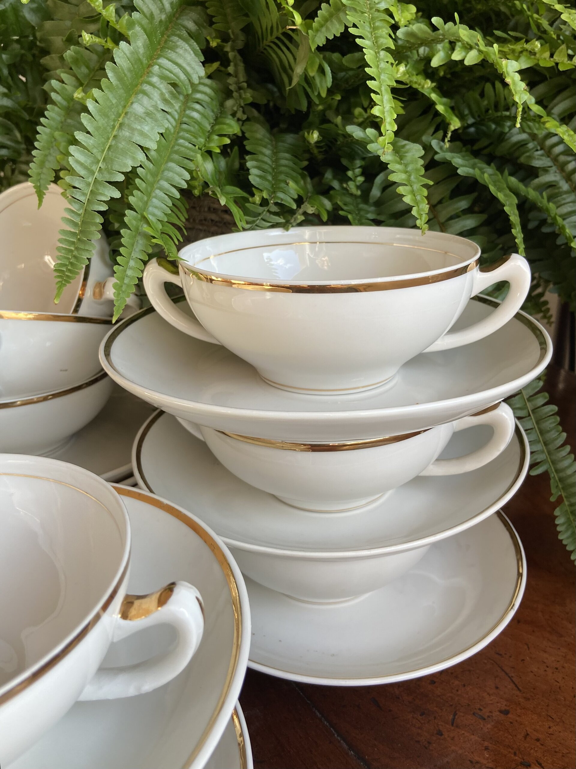 12 tazas de consomé en porcelana blanca con filo dorado - 4