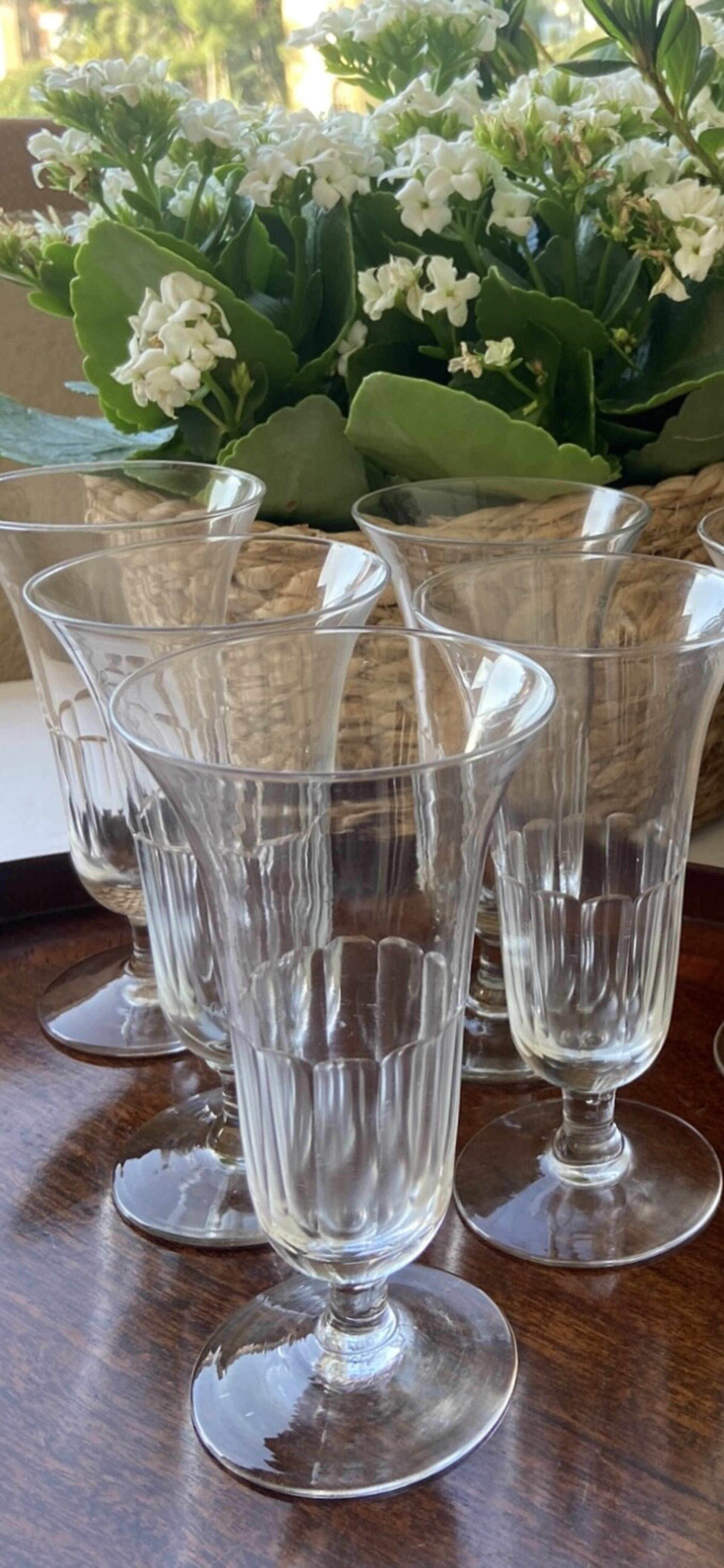 8 copas de cava en vidrio tallado. - 4