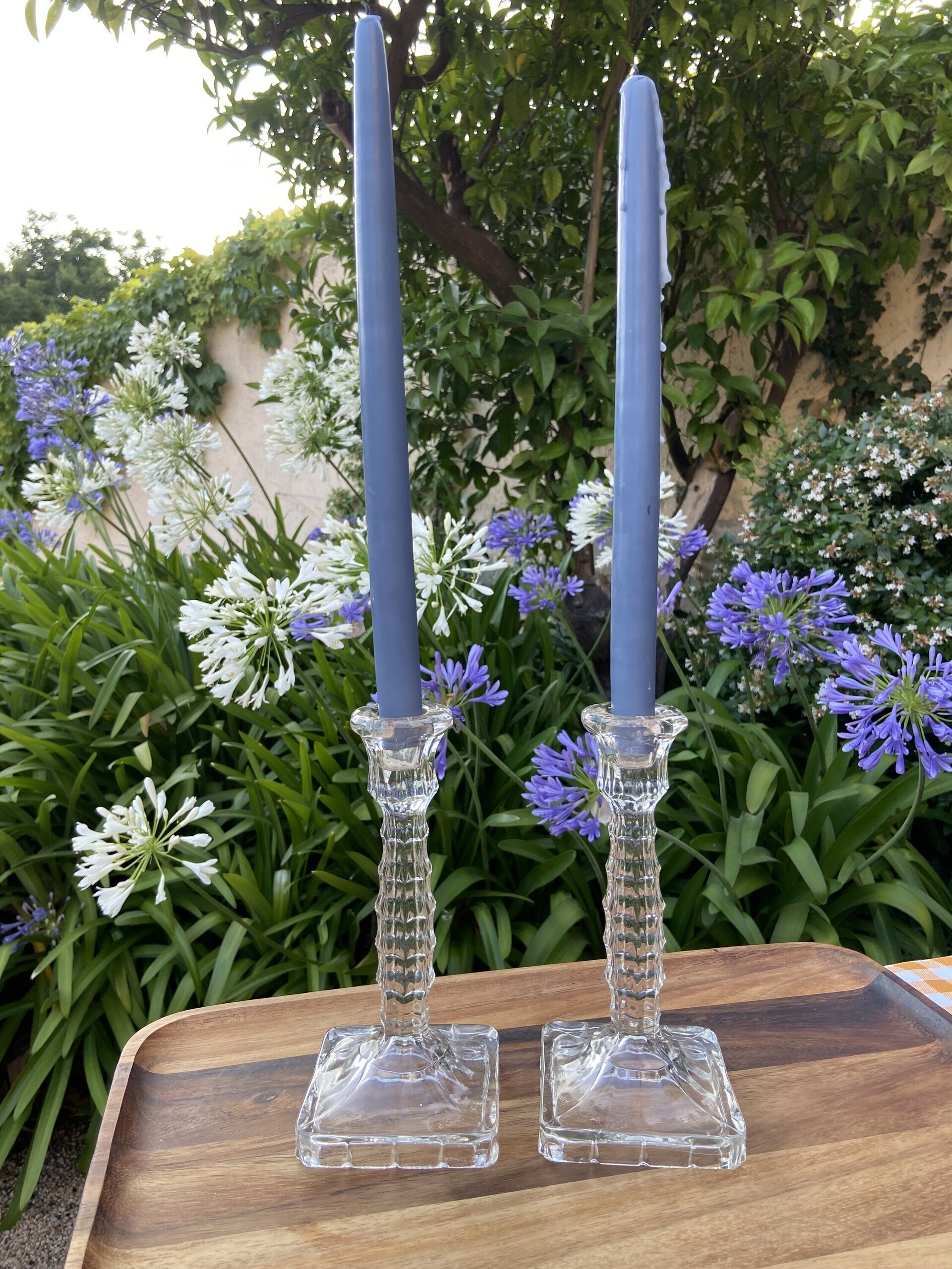 Pareja de candelabros en vidrio prensado. - 2