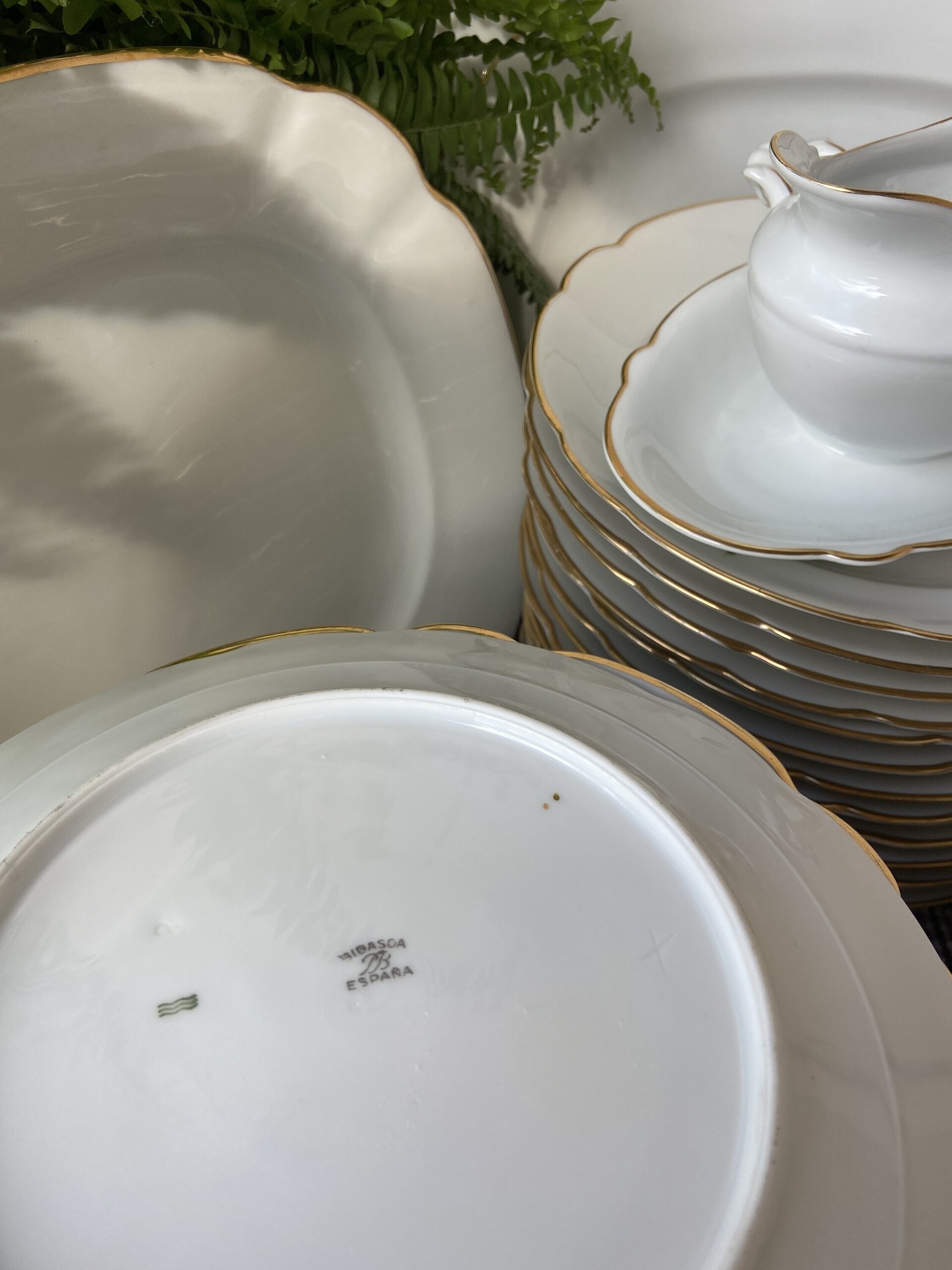 Vajilla en porcelana blanca con filo dorado "Bidasoa". - 7