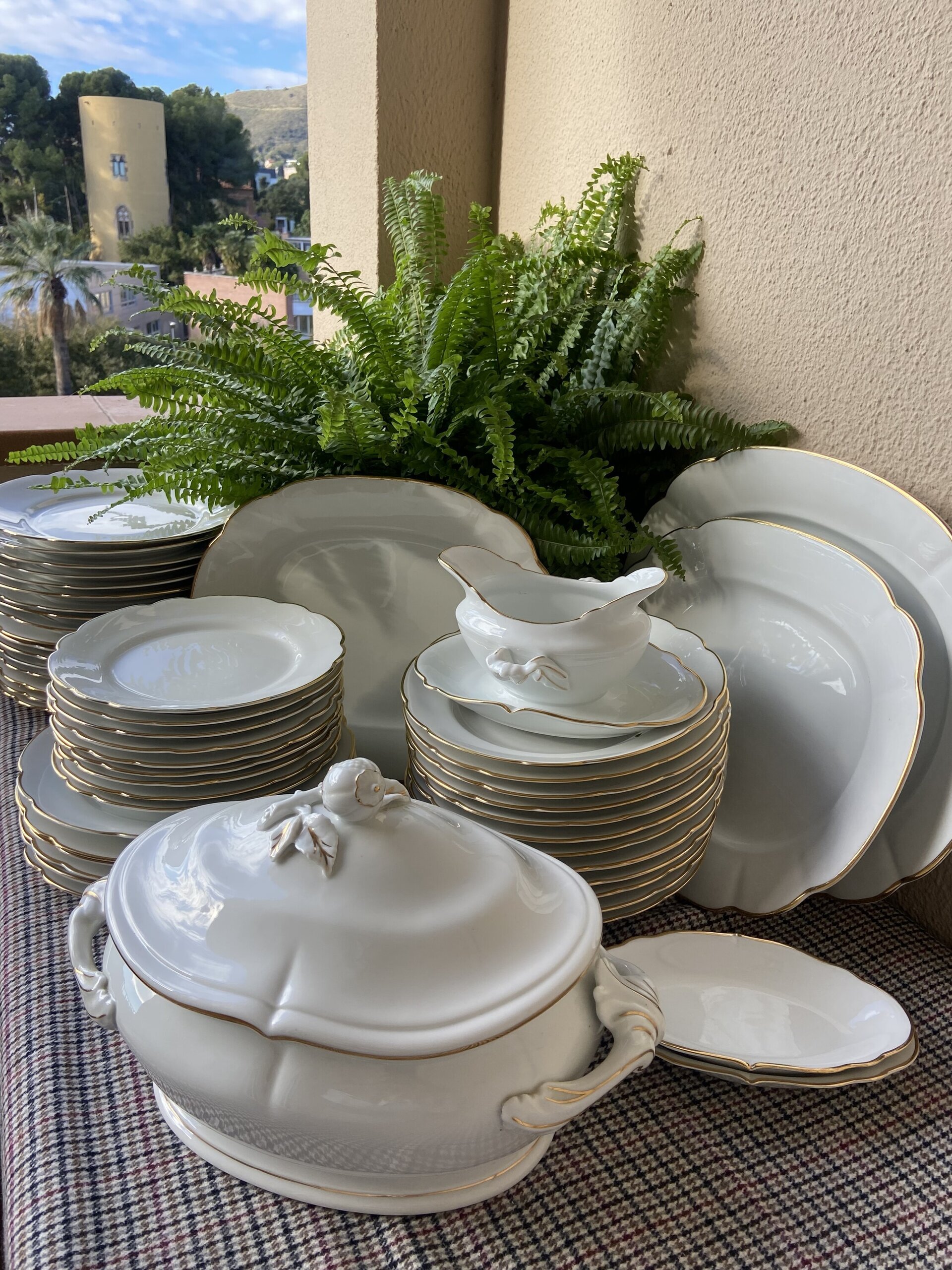 Vajilla en porcelana blanca con filo dorado "Bidasoa". - 4