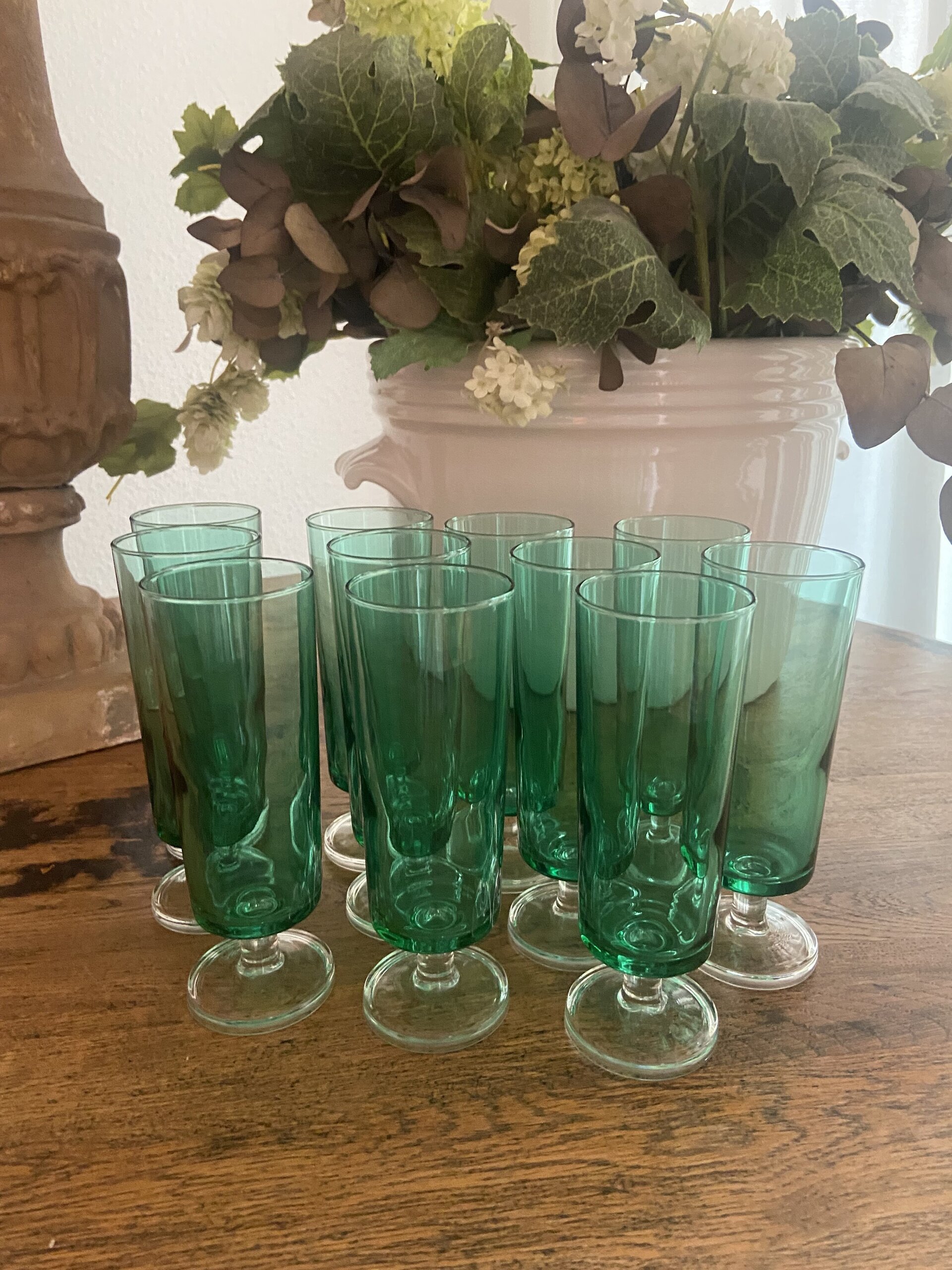 11 copas de cava en vidrio verde. - 1