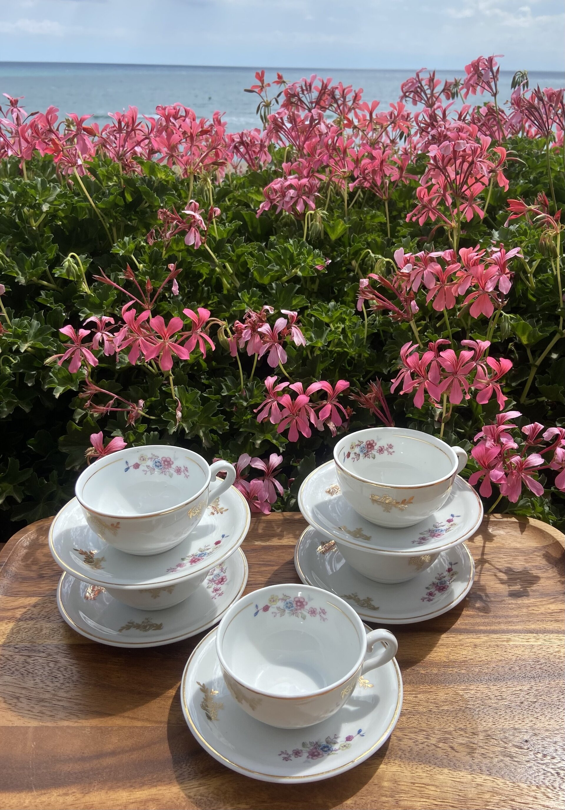 5 tazas cafe en pocelana decoradas con florecitas. - 3