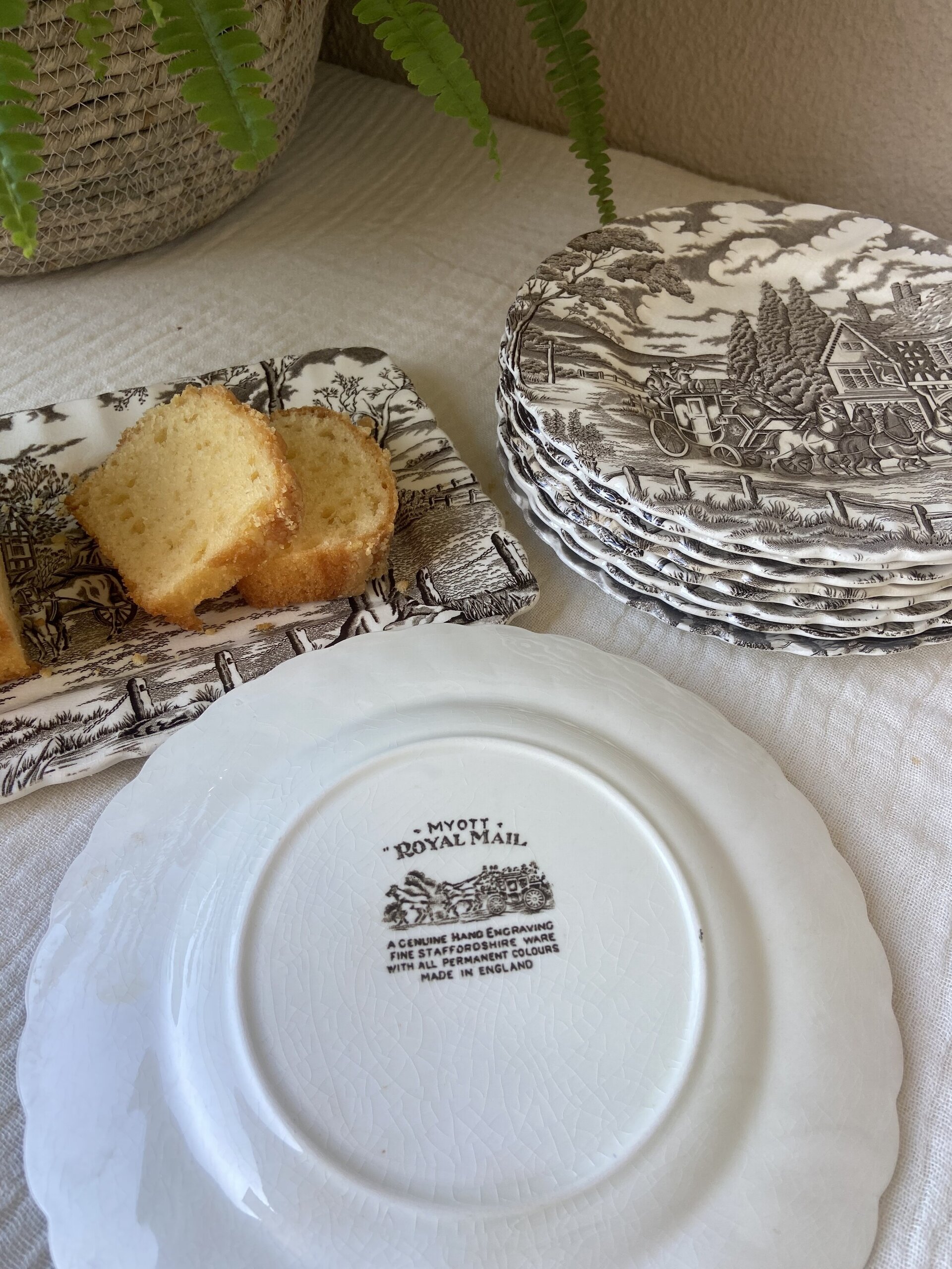 Fuente de cake y 12 platos de merienda en loza inglesa "Myott" (mod. Royal Mail) - 9