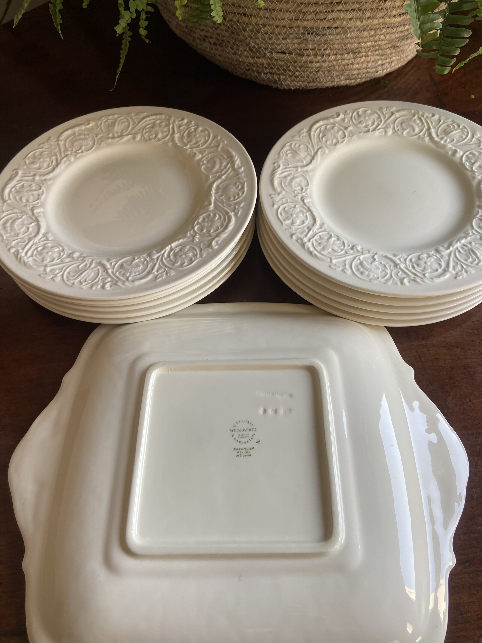 Fuente y 12 platos merienda en porcelana "Wedgwood" (mod. Barlaston). - 7