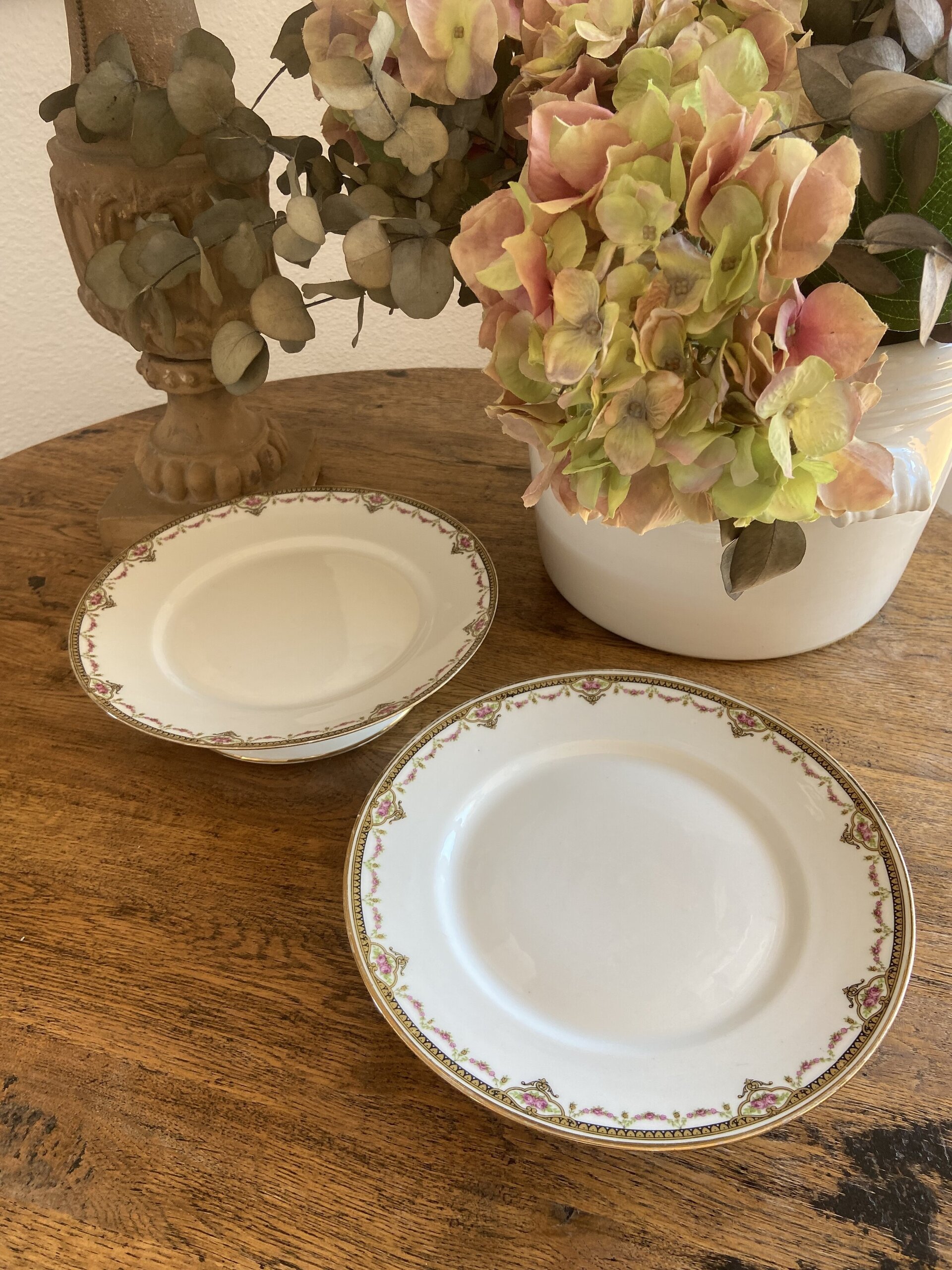 Pareja de platos con pie en porcelana francesa de "J.C." de Limoges. - 4