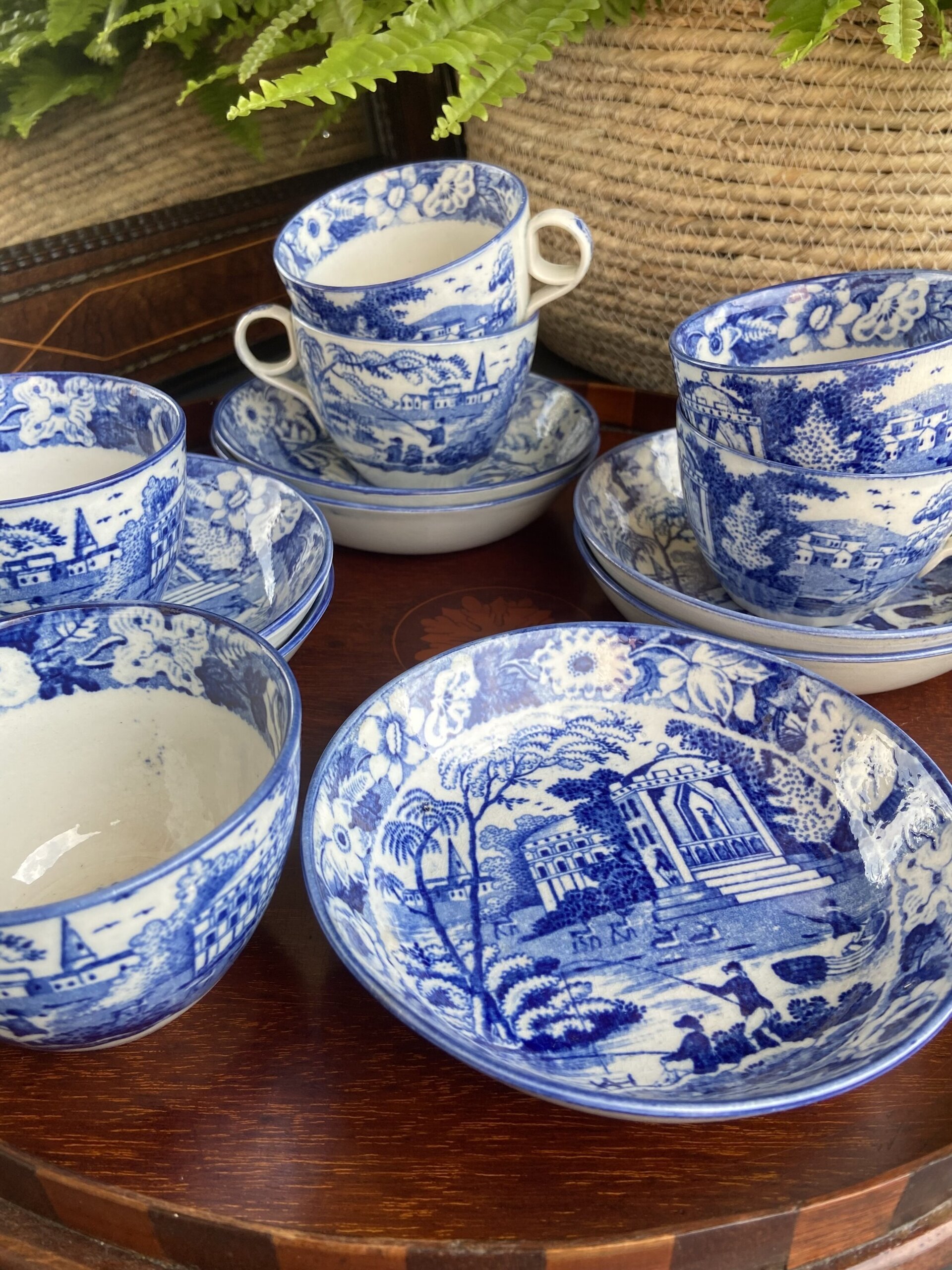 6 tazas de té en fina loza inglesa. - 2
