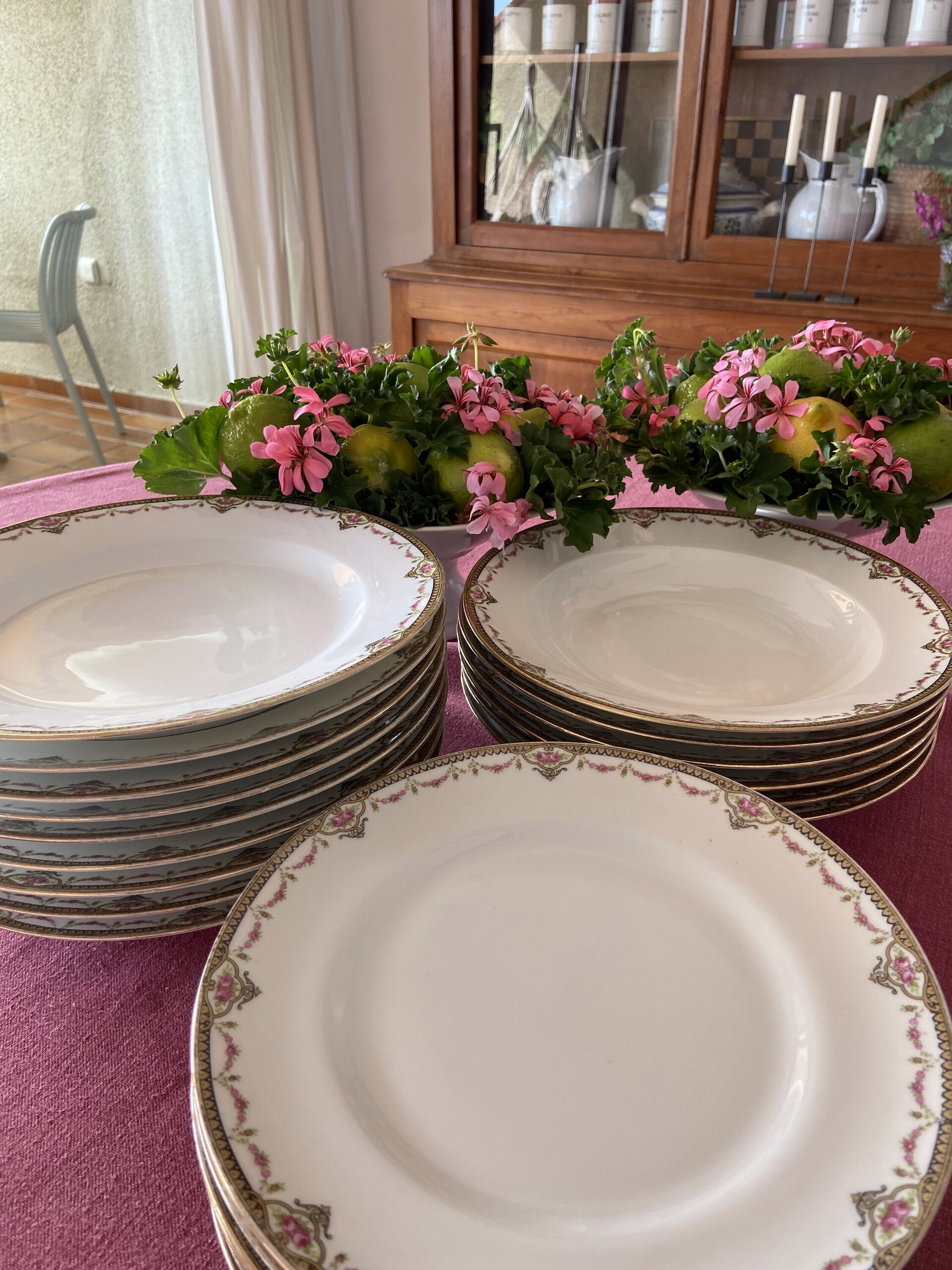 Platos en porcelana francesa de Limoges. - 1
