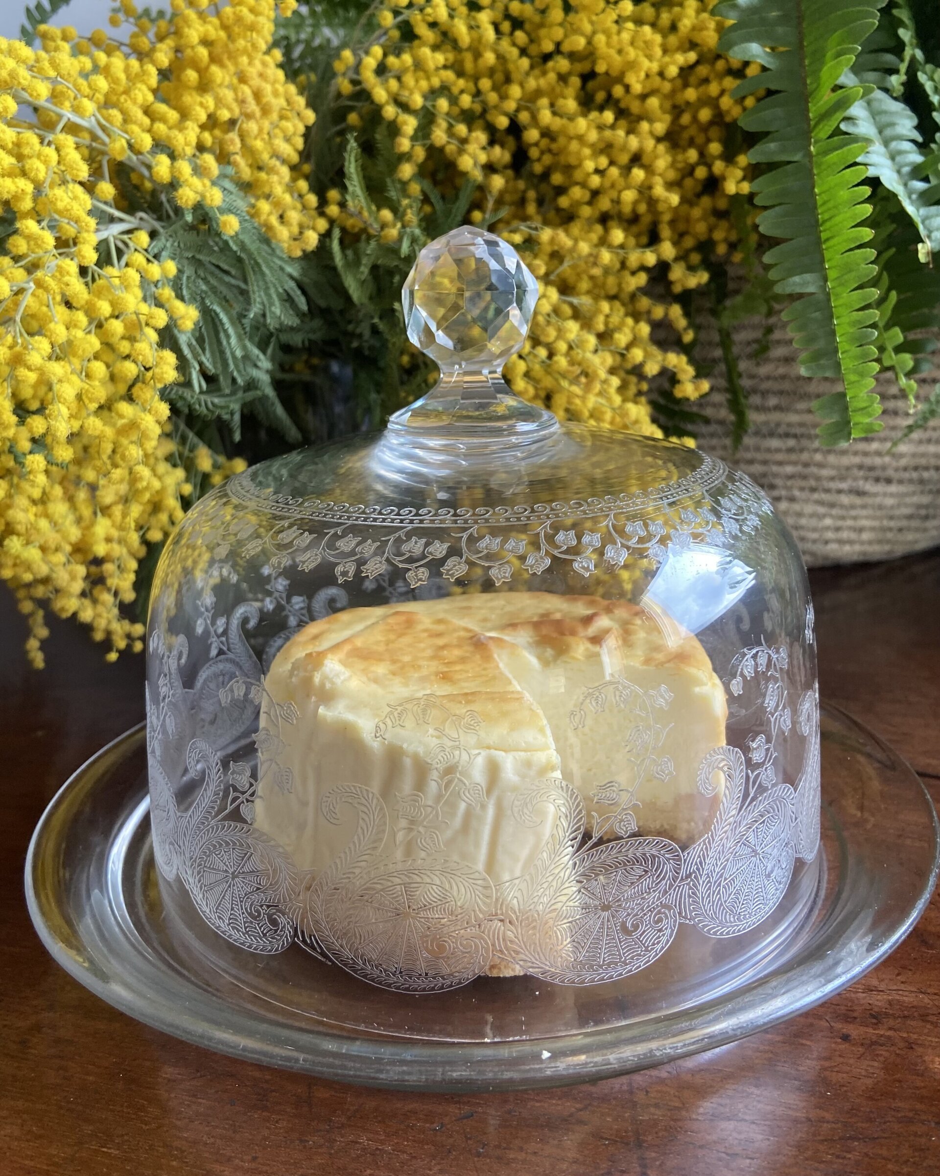 Fuente con campana en cristal tallado y serigrafiado. - 2