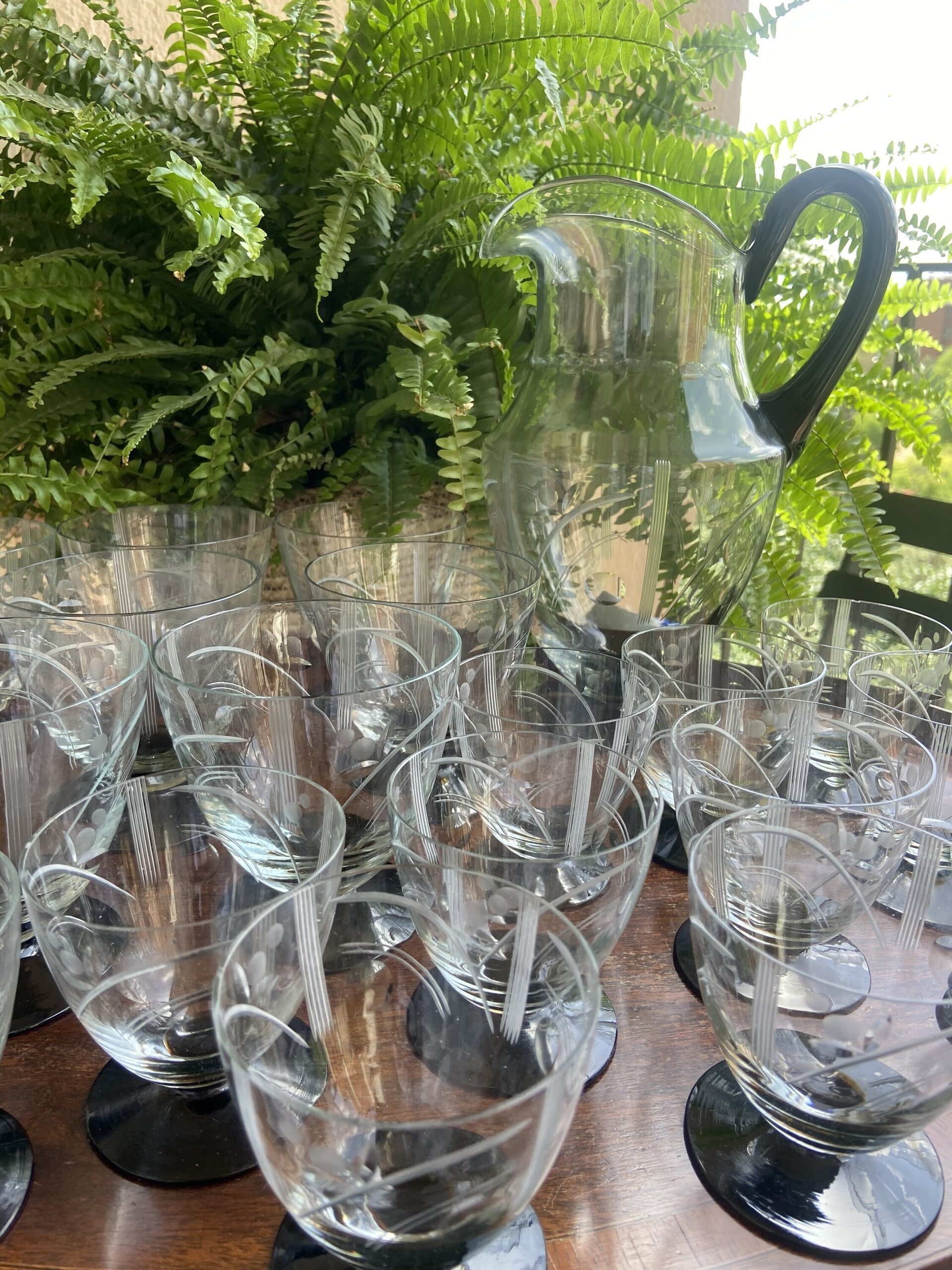 Jarra y copas en vidrio tallado transparente con pie negro. - 4