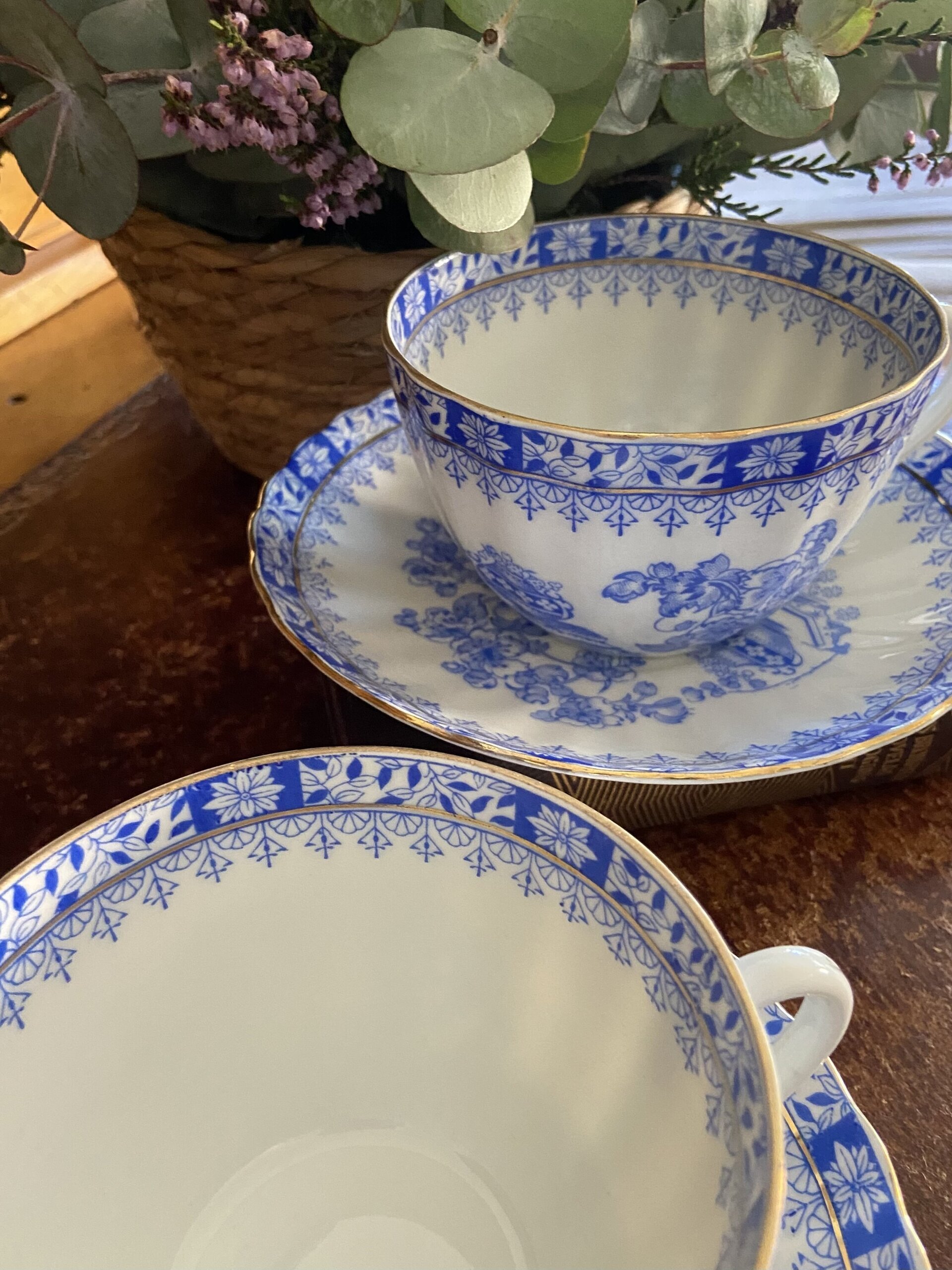 Pareja de tazas de desayuno en porcelana alemana. - 2