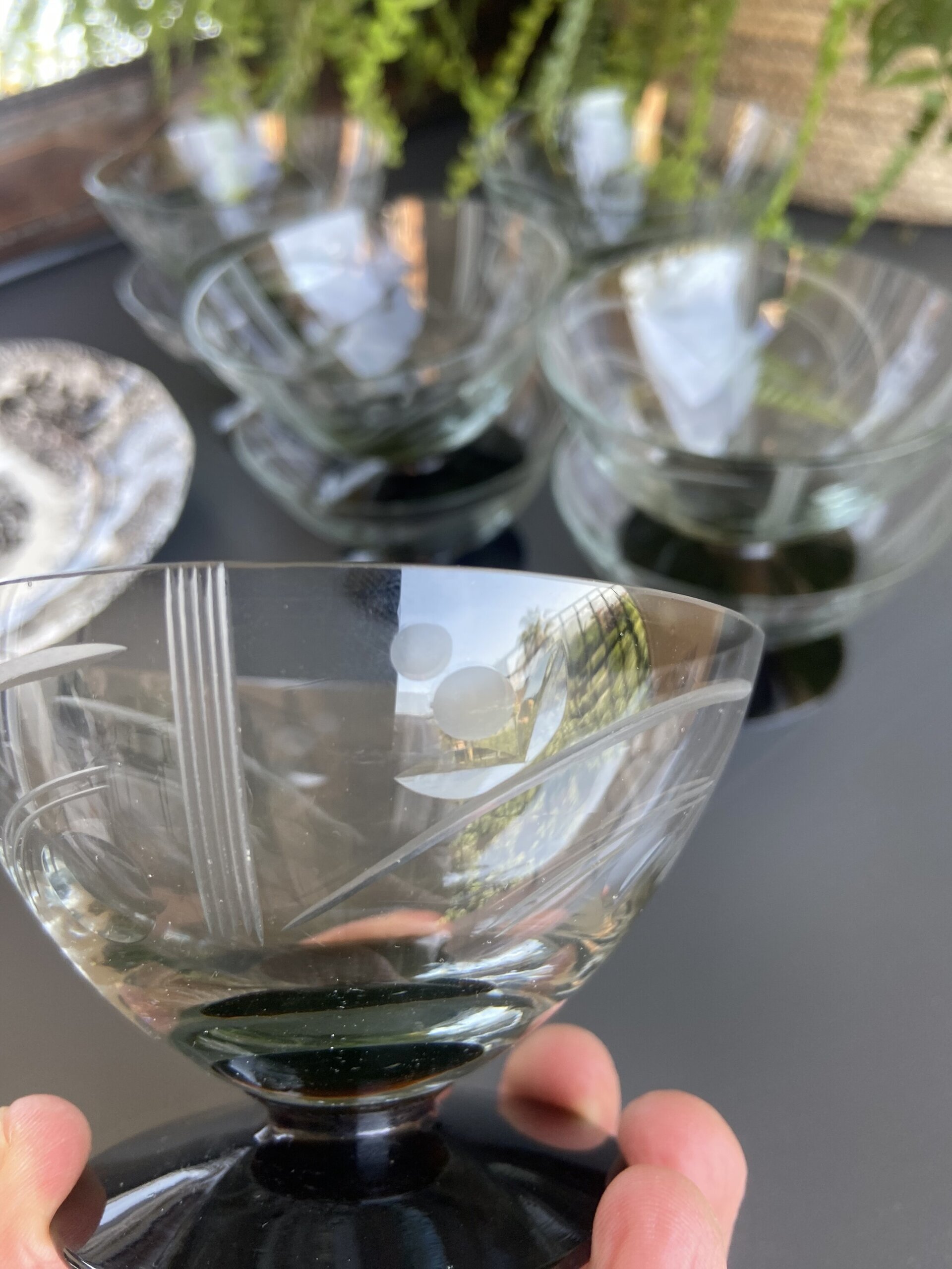 9 copas en vidrio tallado transparente con pie negro. - 5