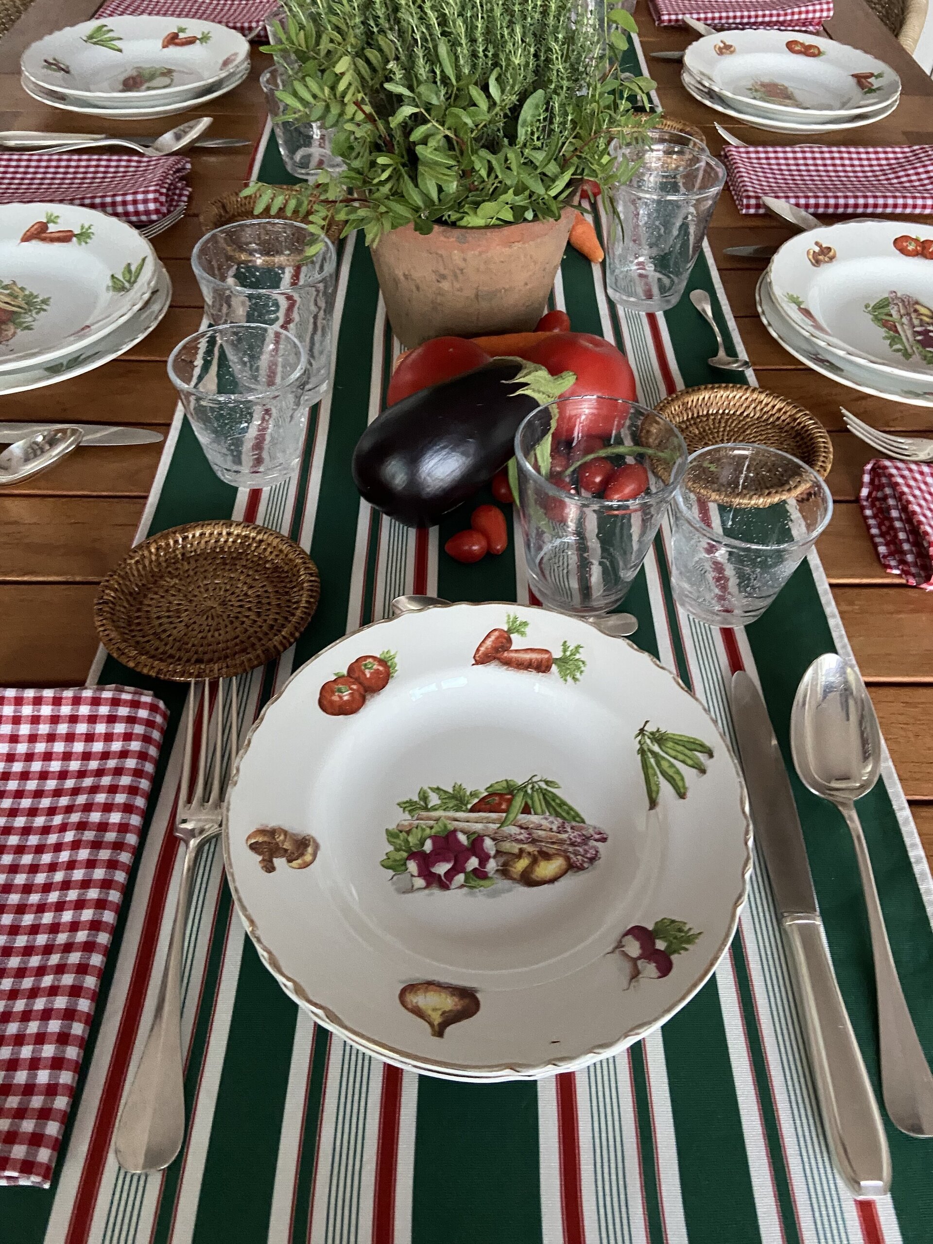 9 platos llanos, 9 hondos  y 1 bol en porcelana francesa "Moulin des Loups". - 1