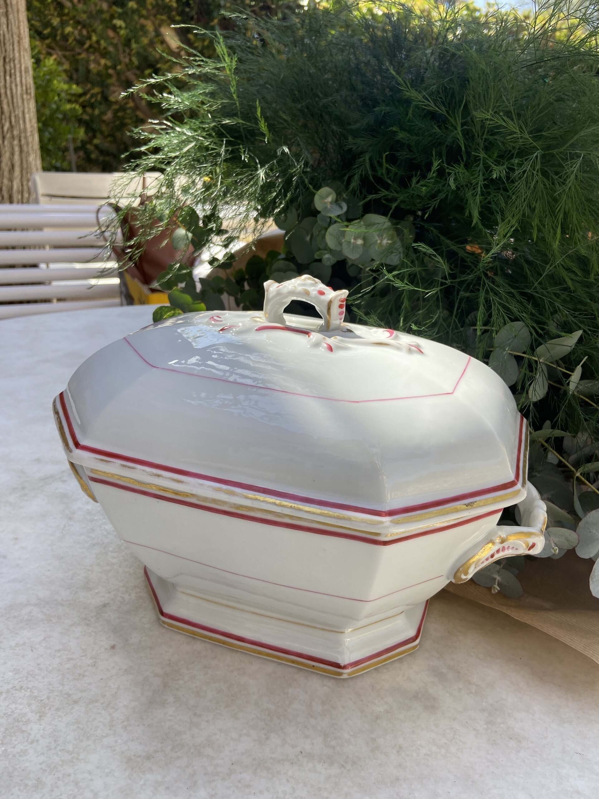 Sopera en porcelana blanca con filo color fresa y dorado. - 3