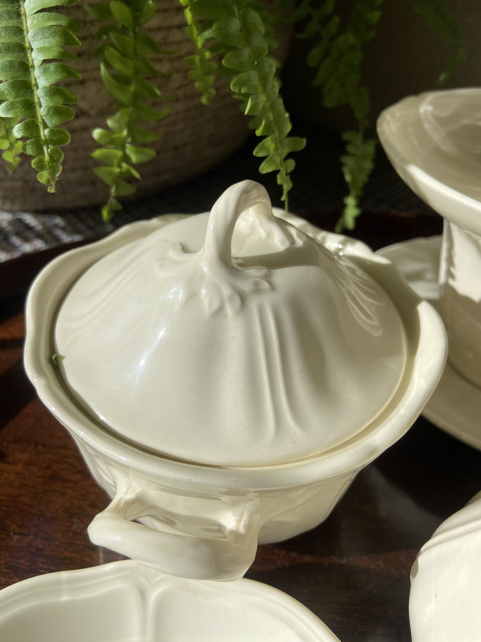 9 tazas de té, azucarero, lechera y bol ingleses "Wedgwood". - 9