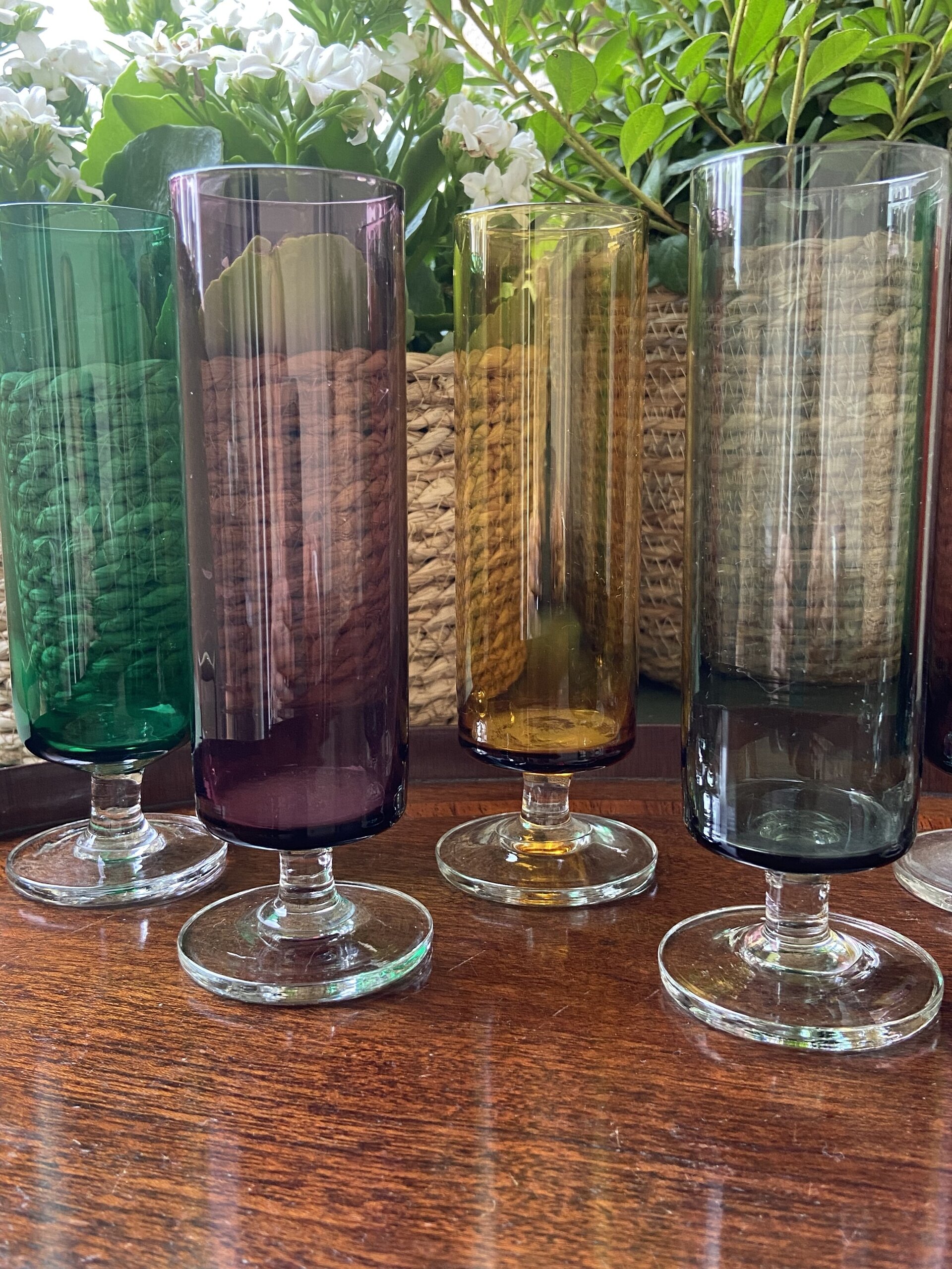 7 copas de cava en vidrio de diferentes colores. - 3