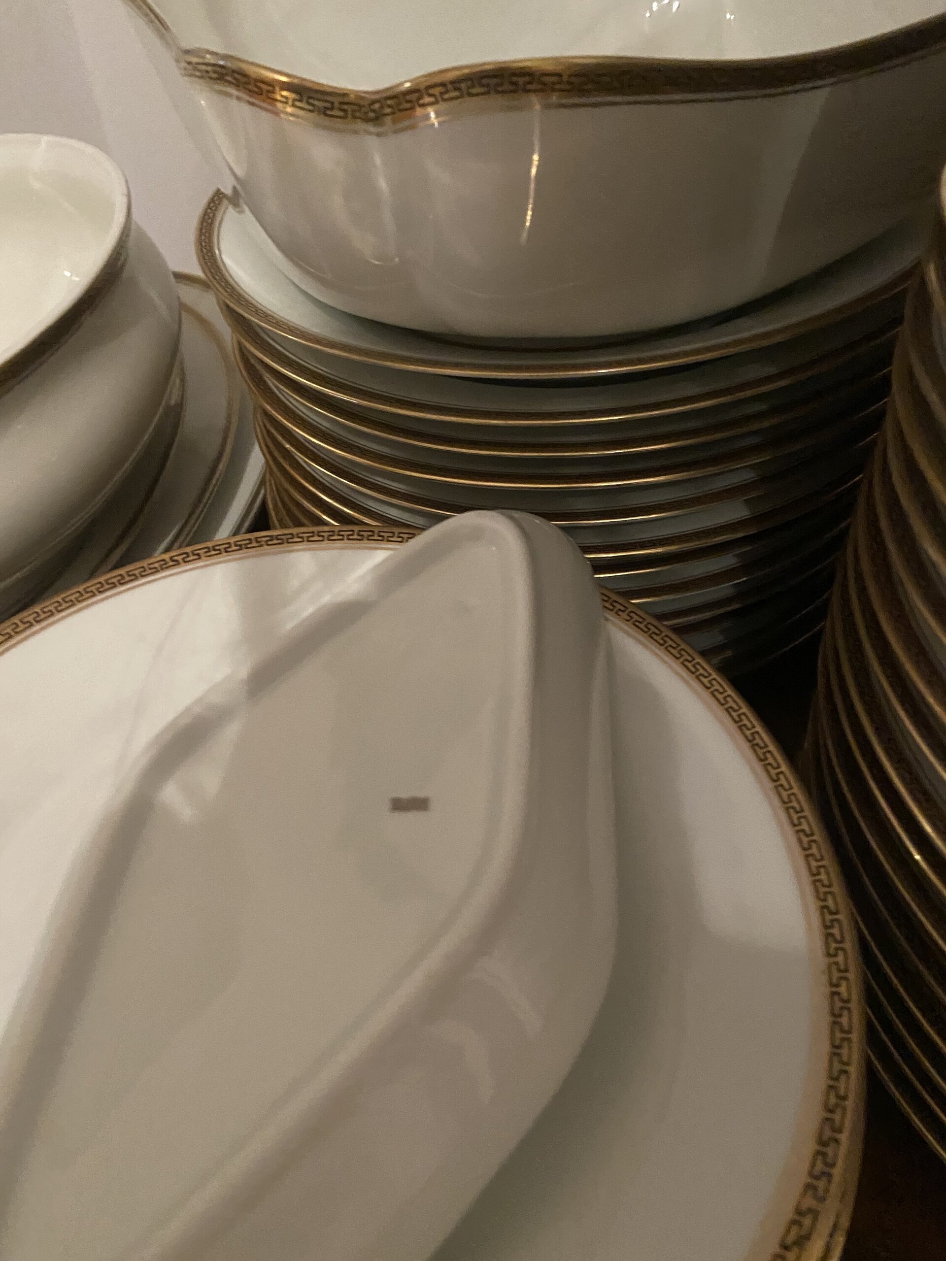 Vajilla en porcelana blanca con filo dorado "Bidasoa". - 6