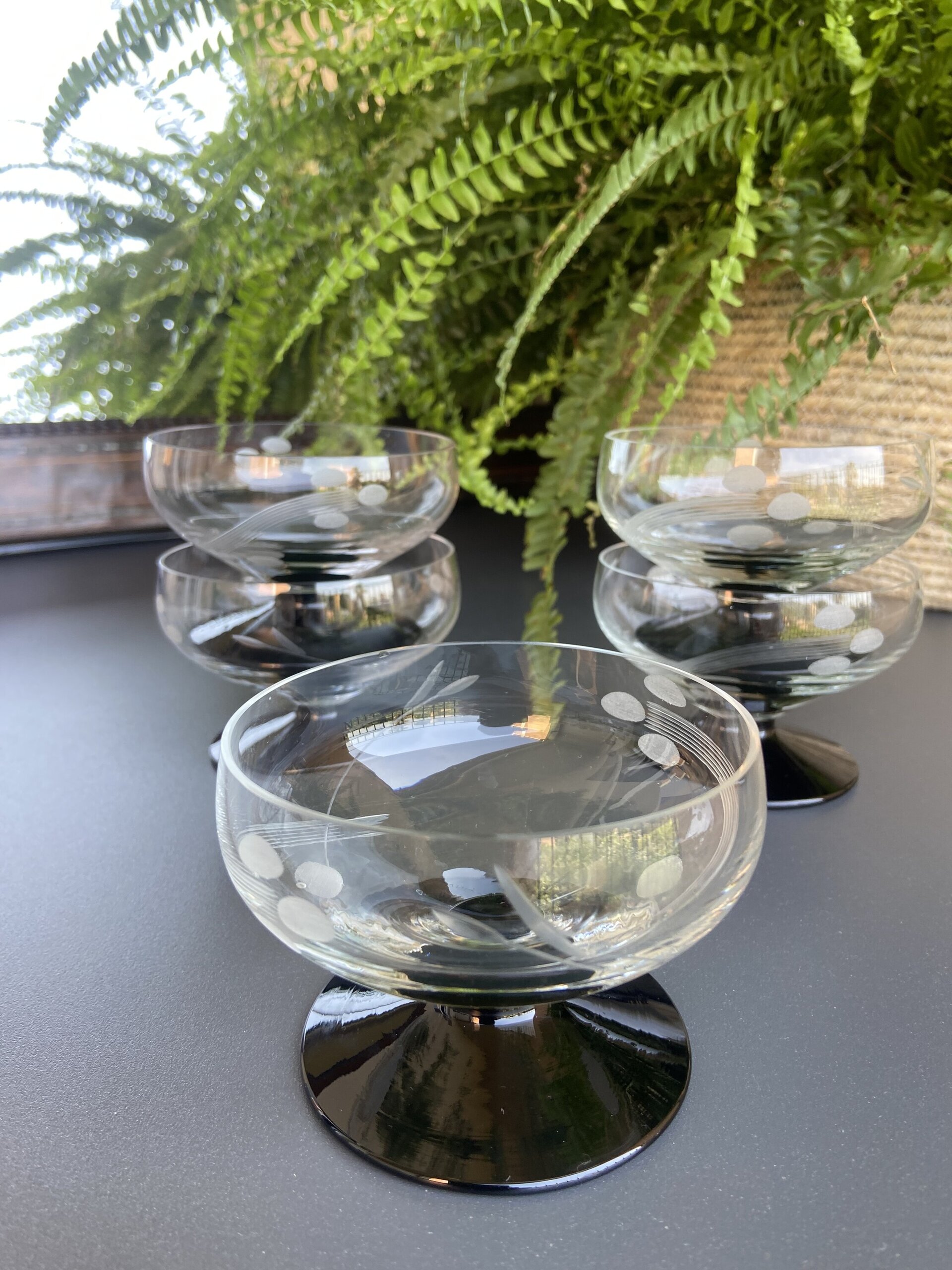 5 copas en vidrio transparente tallado y pie en negro. - 2