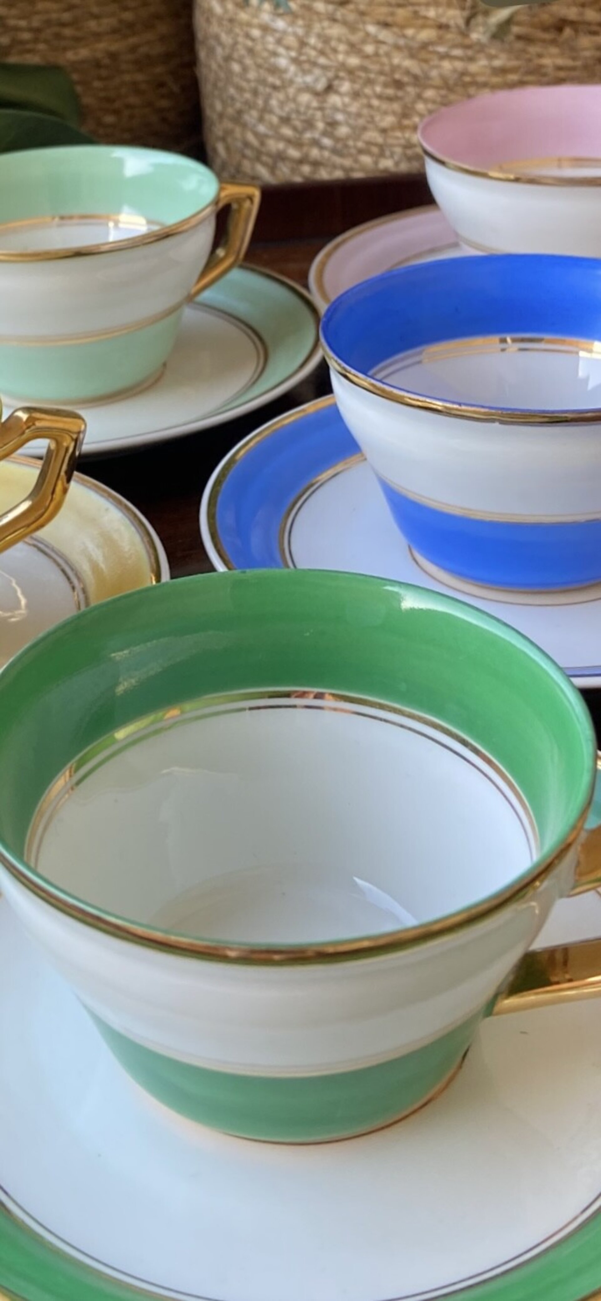 5 tazas café en porcelana de diferente color. - 3