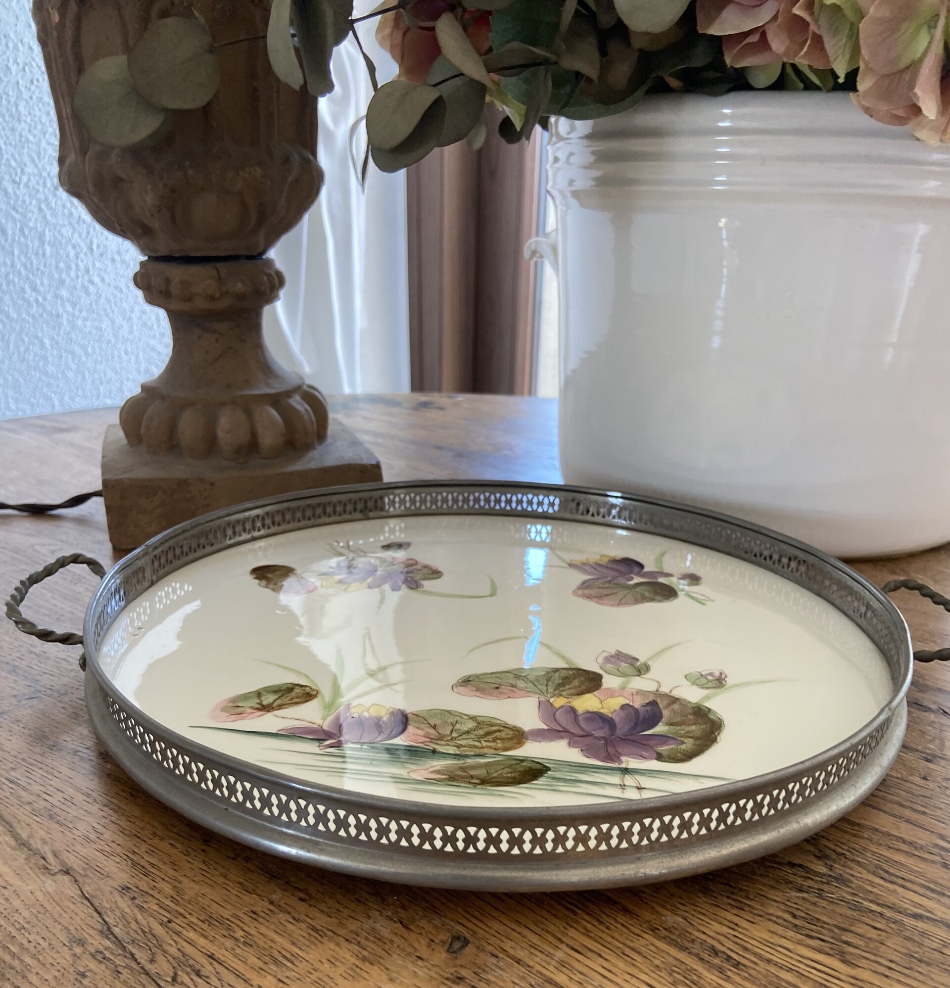 Bandeja en cerámica Mayolica redonda con barandilla y asas de metal. - 1