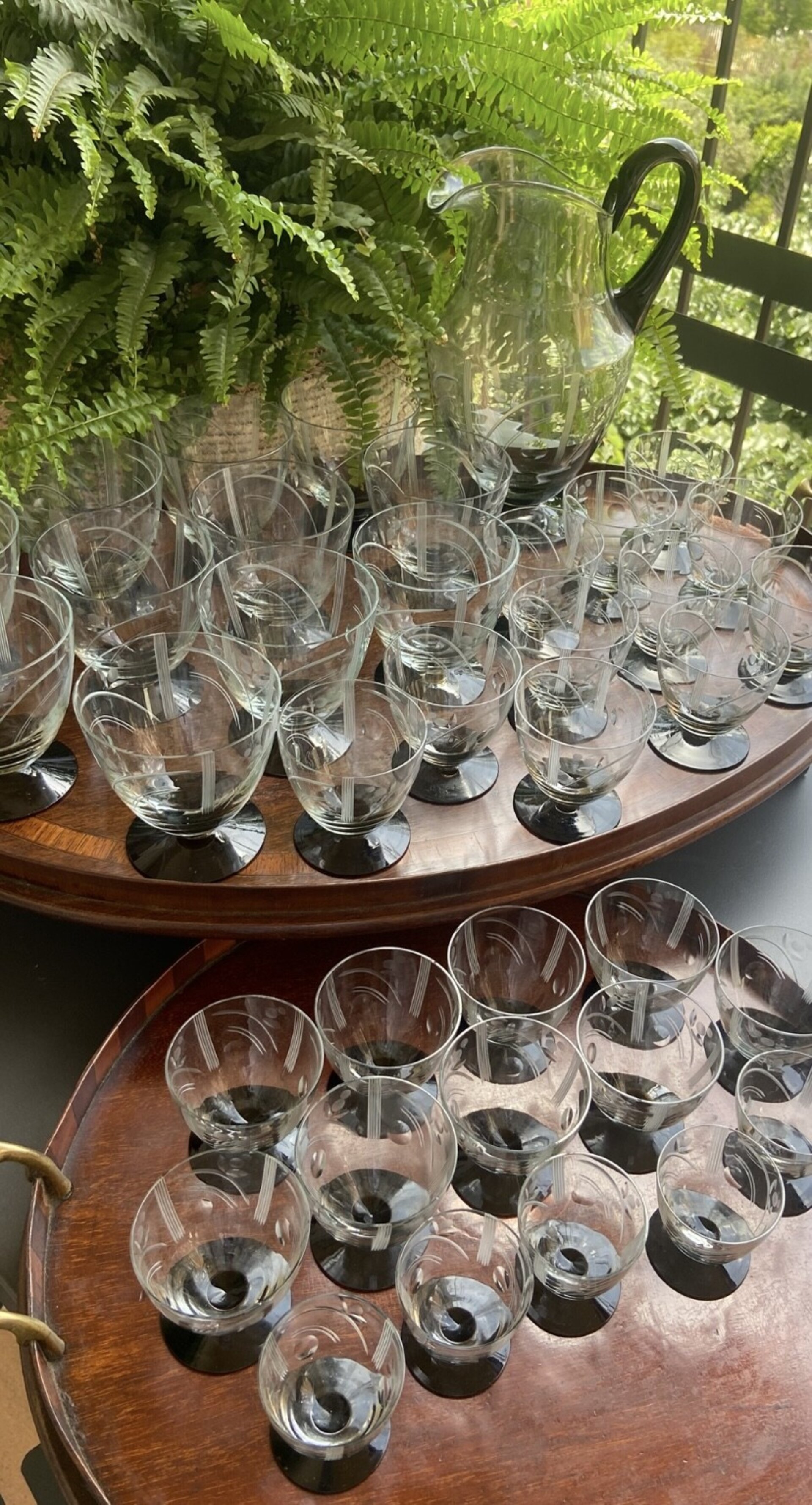 Jarra y copas en vidrio tallado transparente con pie negro. - 5