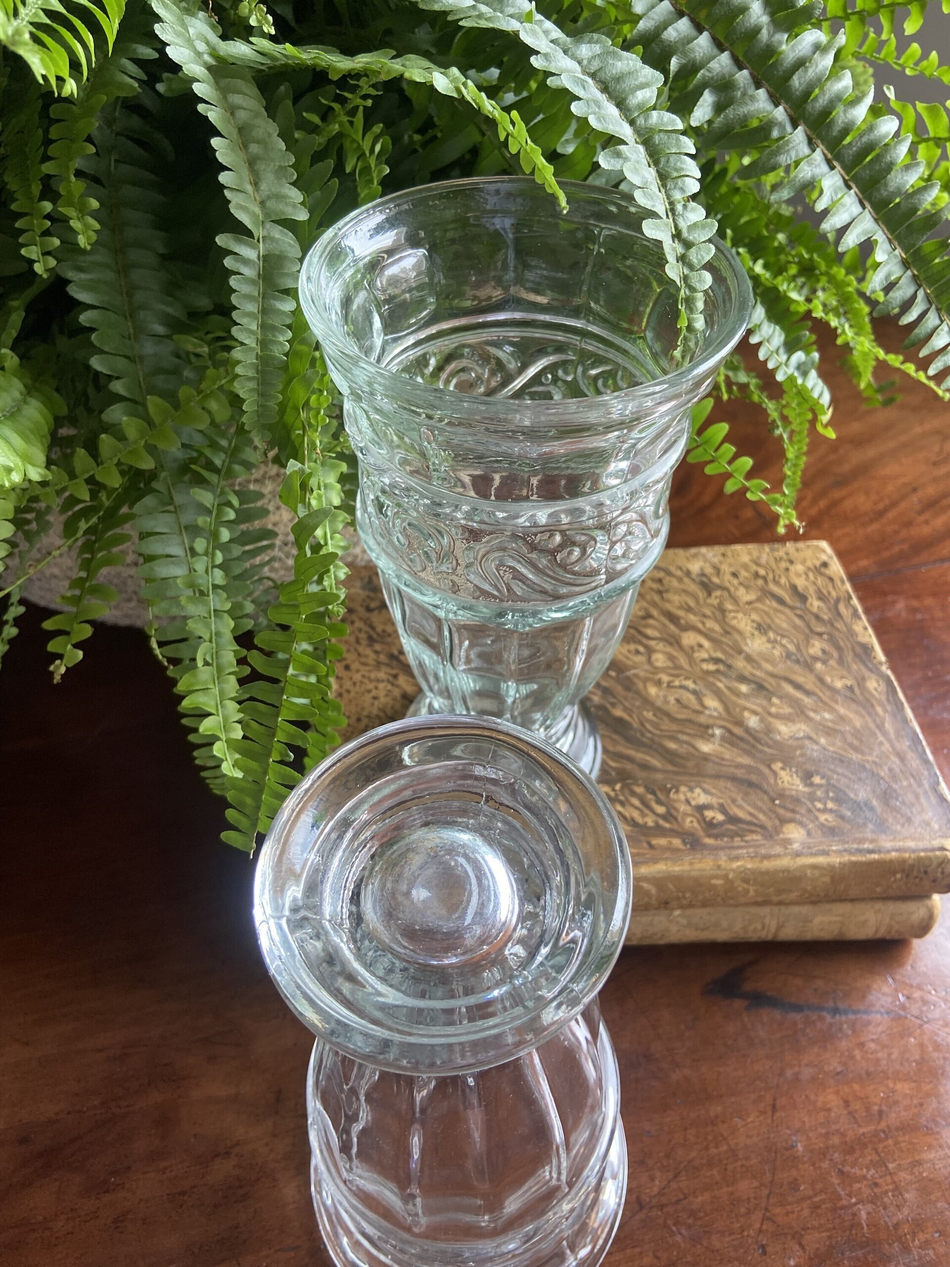 Pareja de jarrones en vidrio prensado. - 4