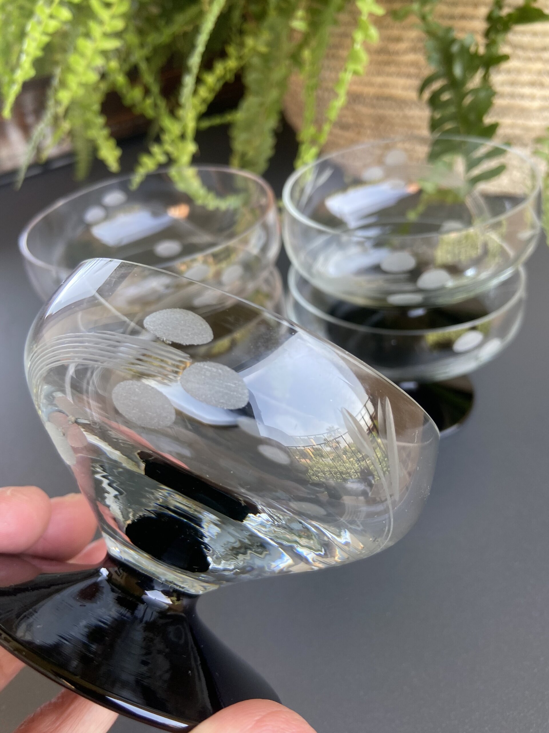 5 copas en vidrio transparente tallado y pie en negro. - 4