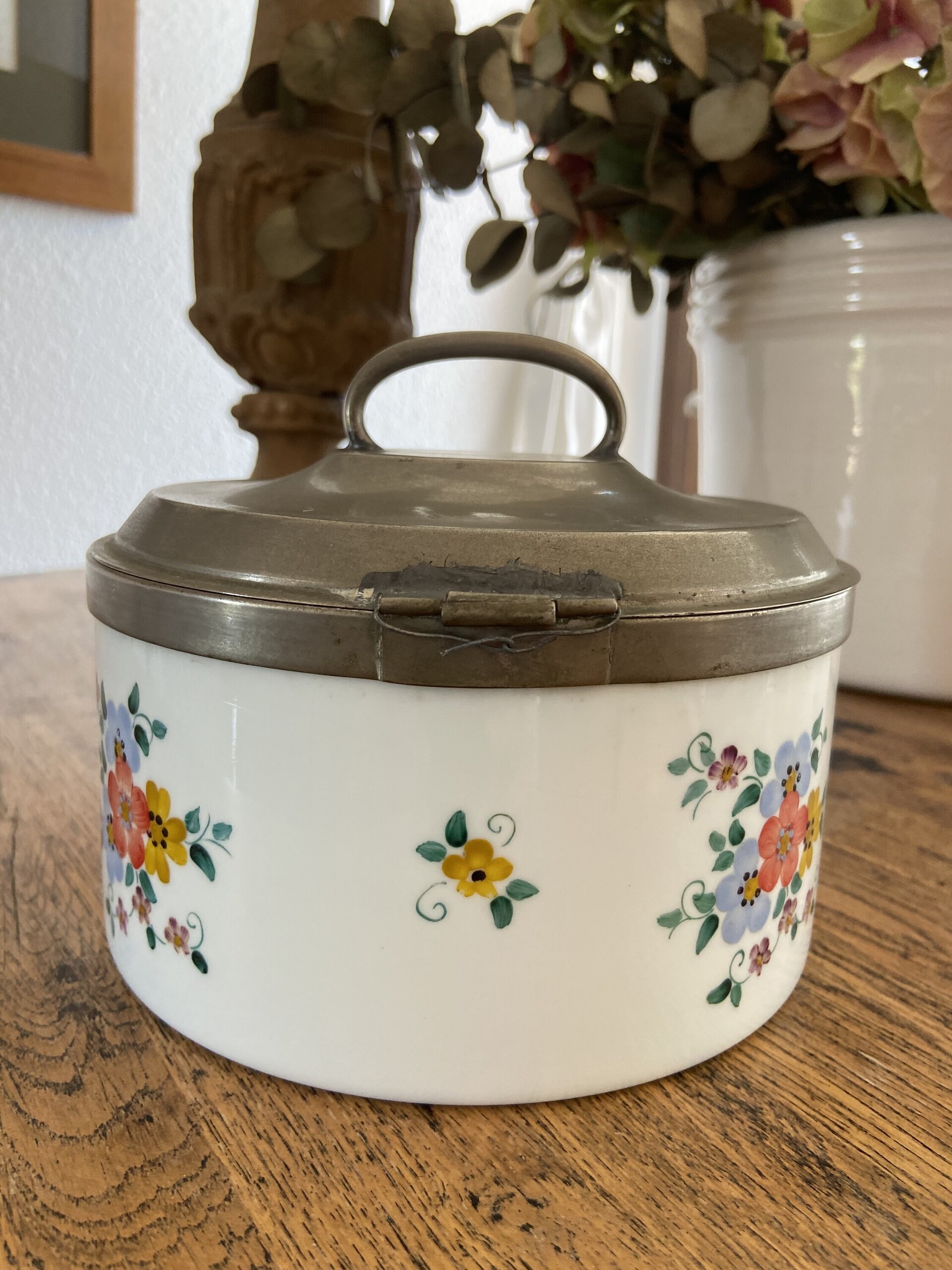 Galletero en porcelana con tapa y asa de metal - 3