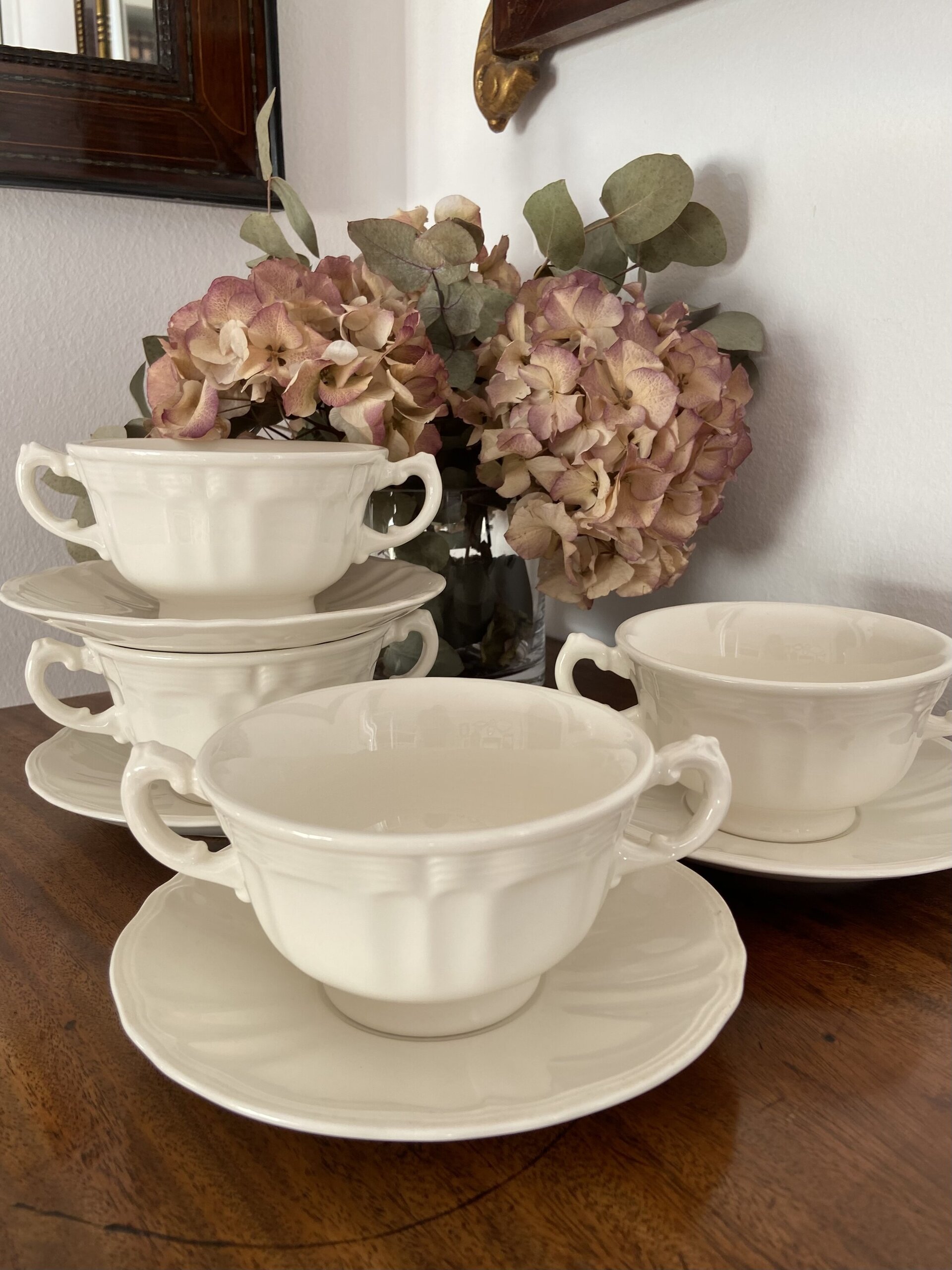 4 tazas de consomé en loza blanca. - 5