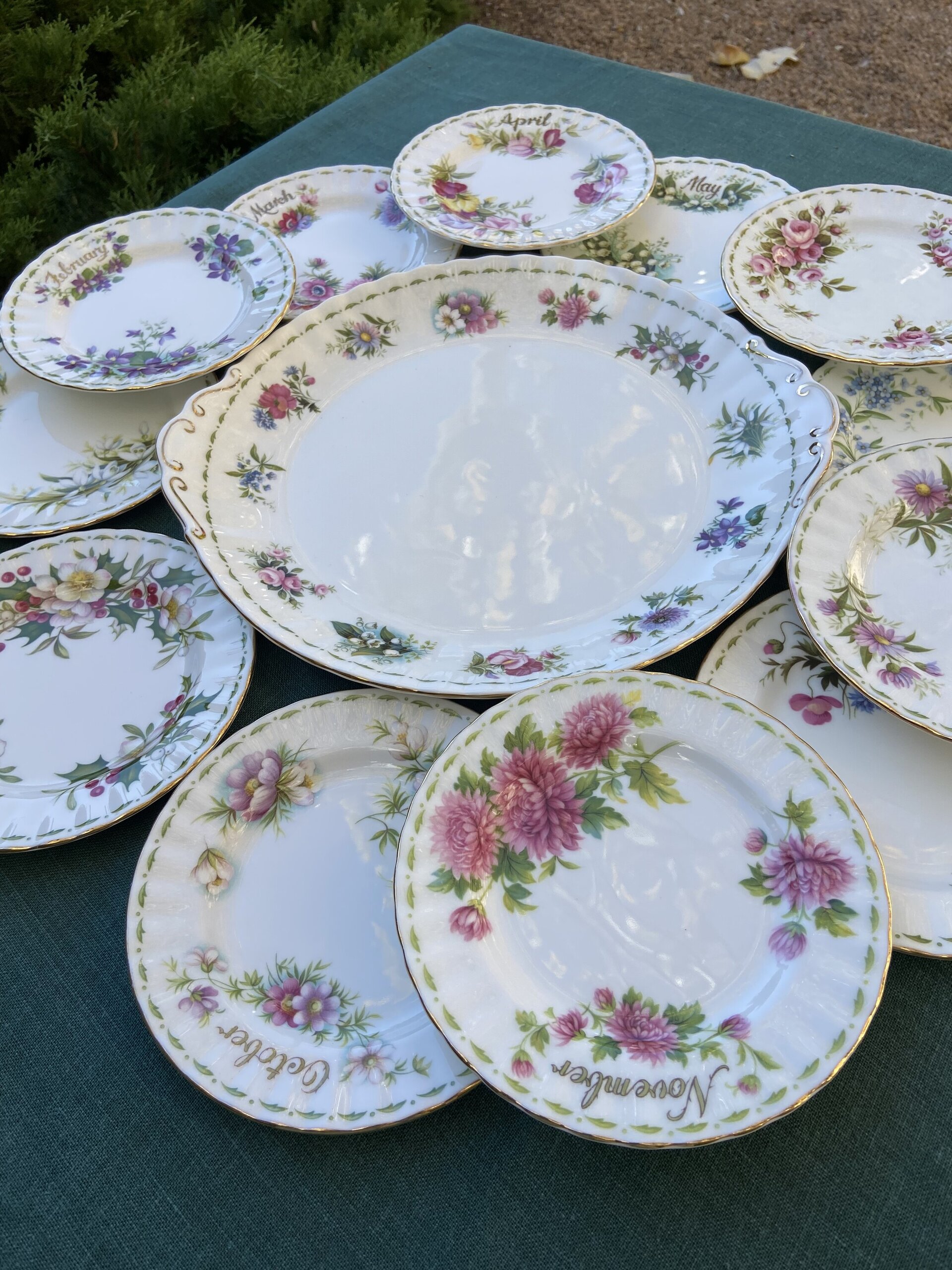 Fuente redonda y 12 platos de merienda en porcelana Bone China "Royal Albert" - 1