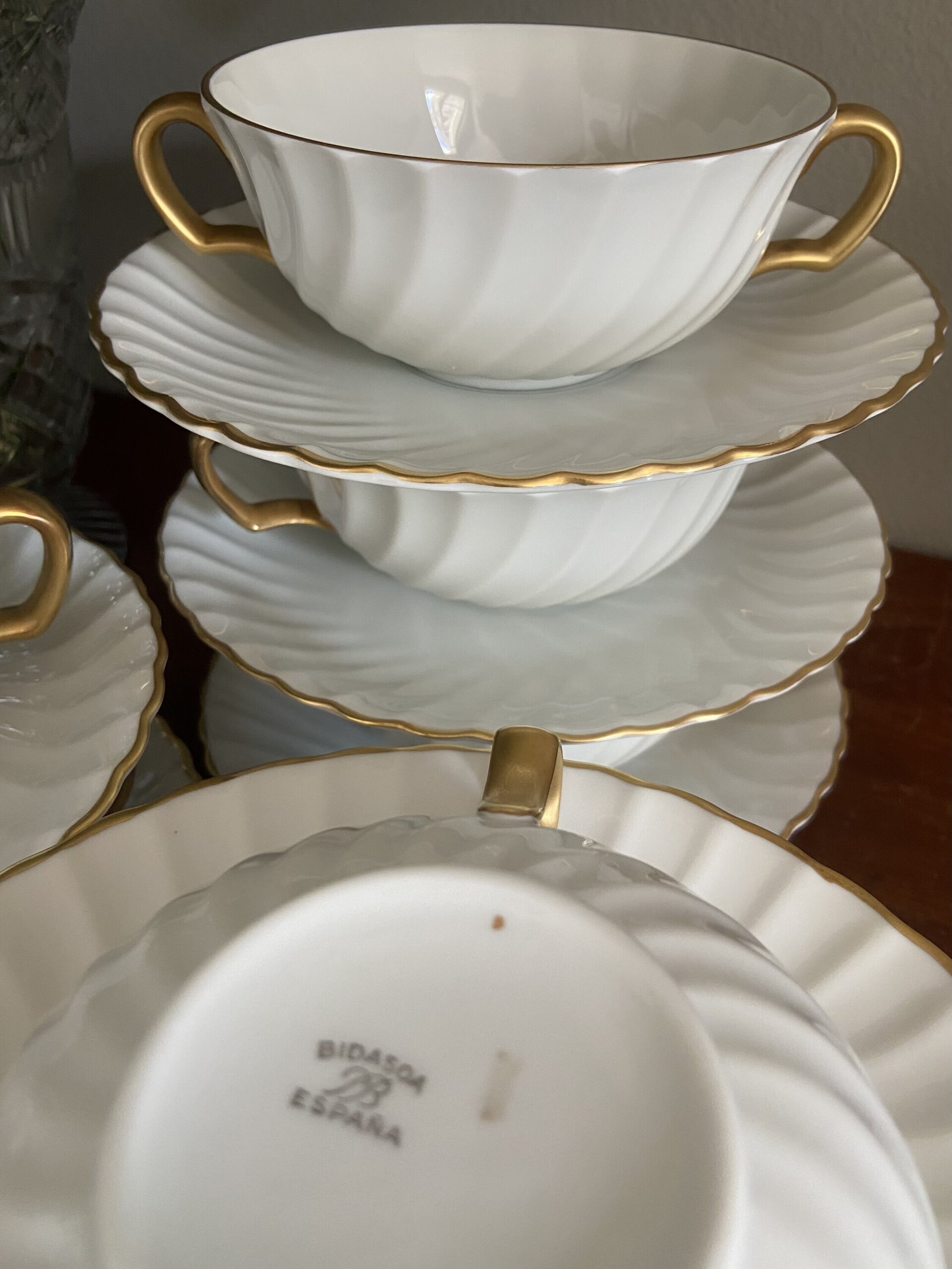 12 tazas de consomé con plato en porcelana "Bidasoa". - 8