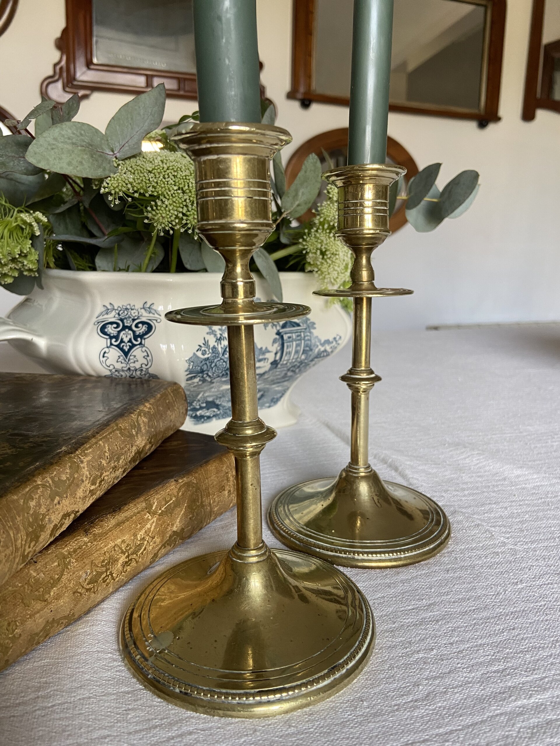 Pareja de candelabros de latón. - 2