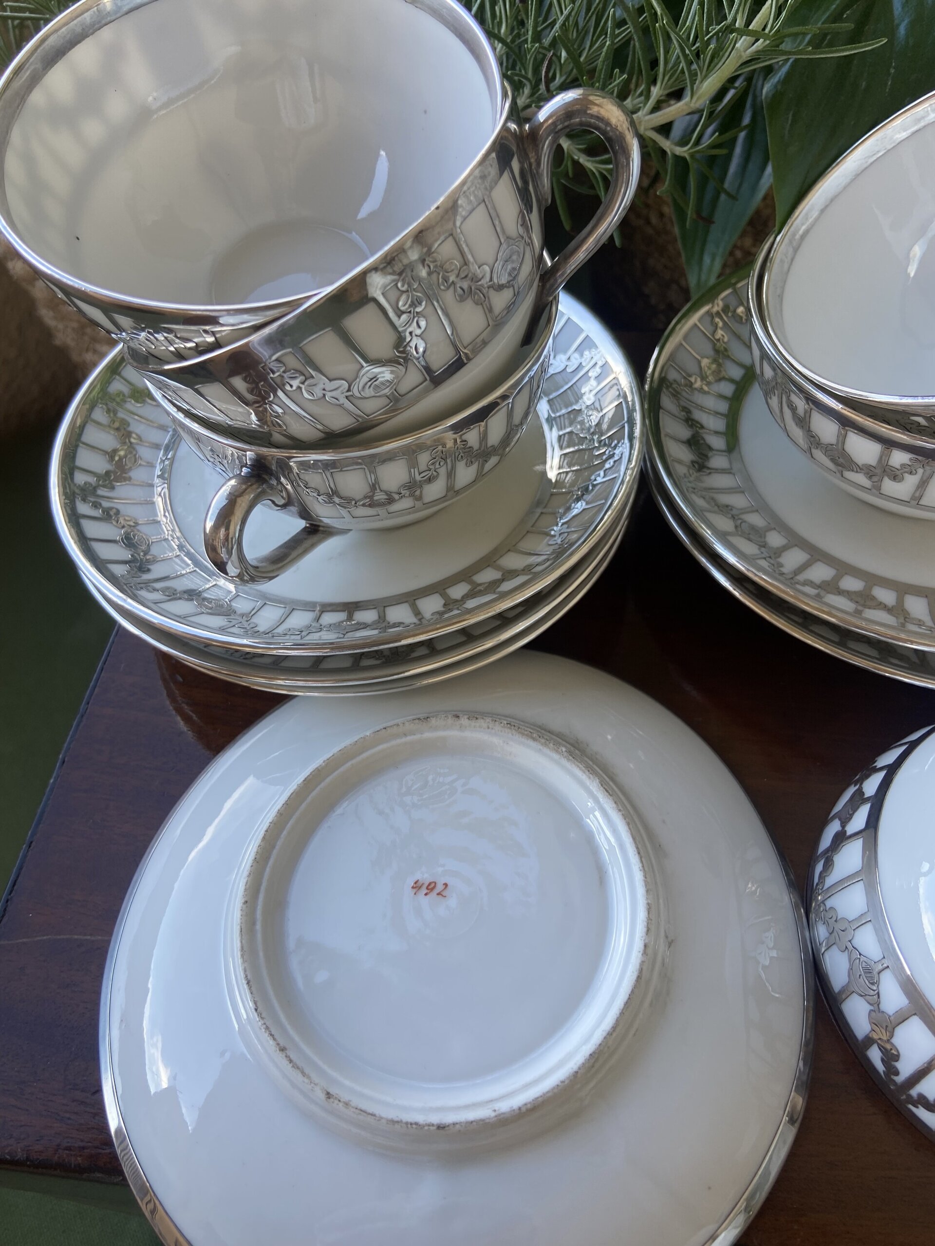 6 tazas de café en porcelana decoradas con plata. - 6